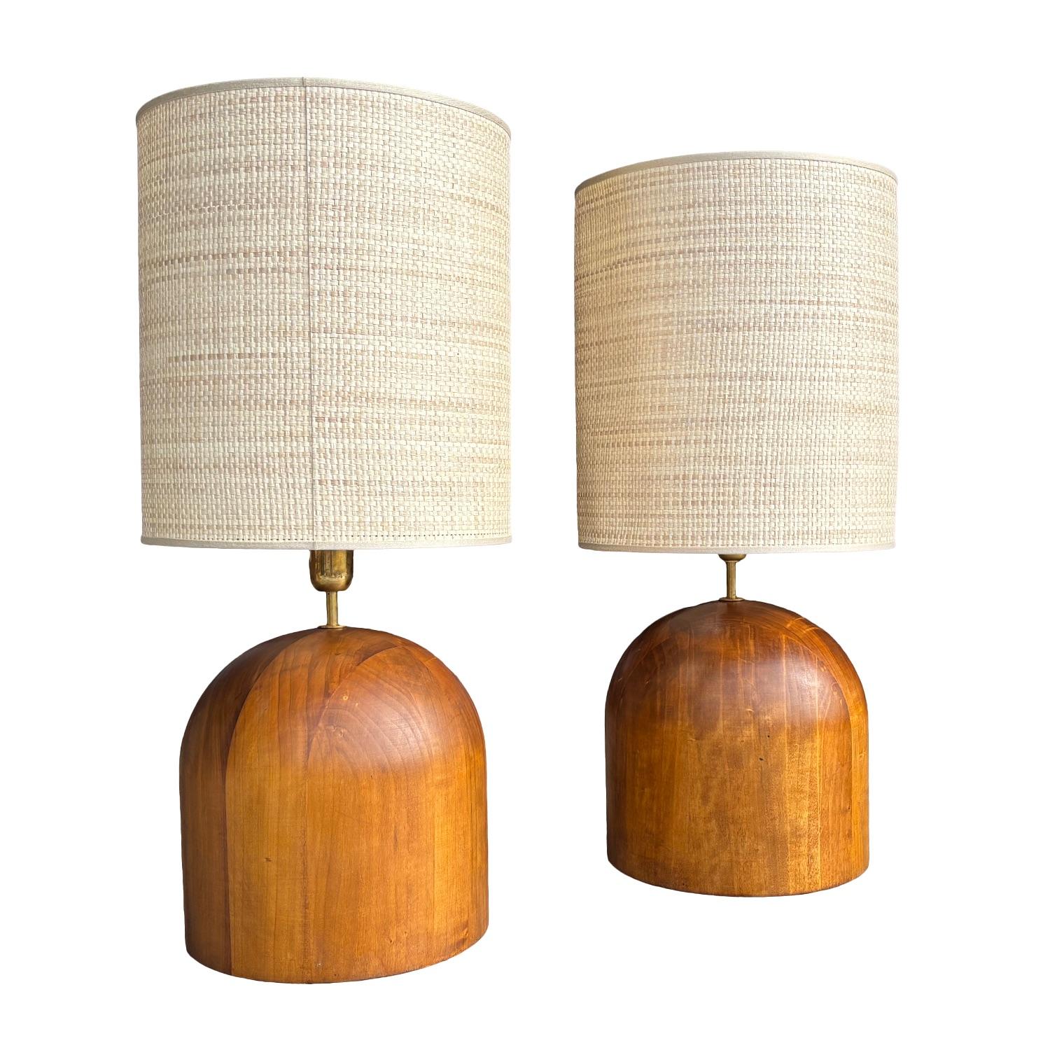 Mid-Century Modern 20e siècle Paire de lampes de table italiennes en noyer de style moderne du milieu du siècle dernier en vente