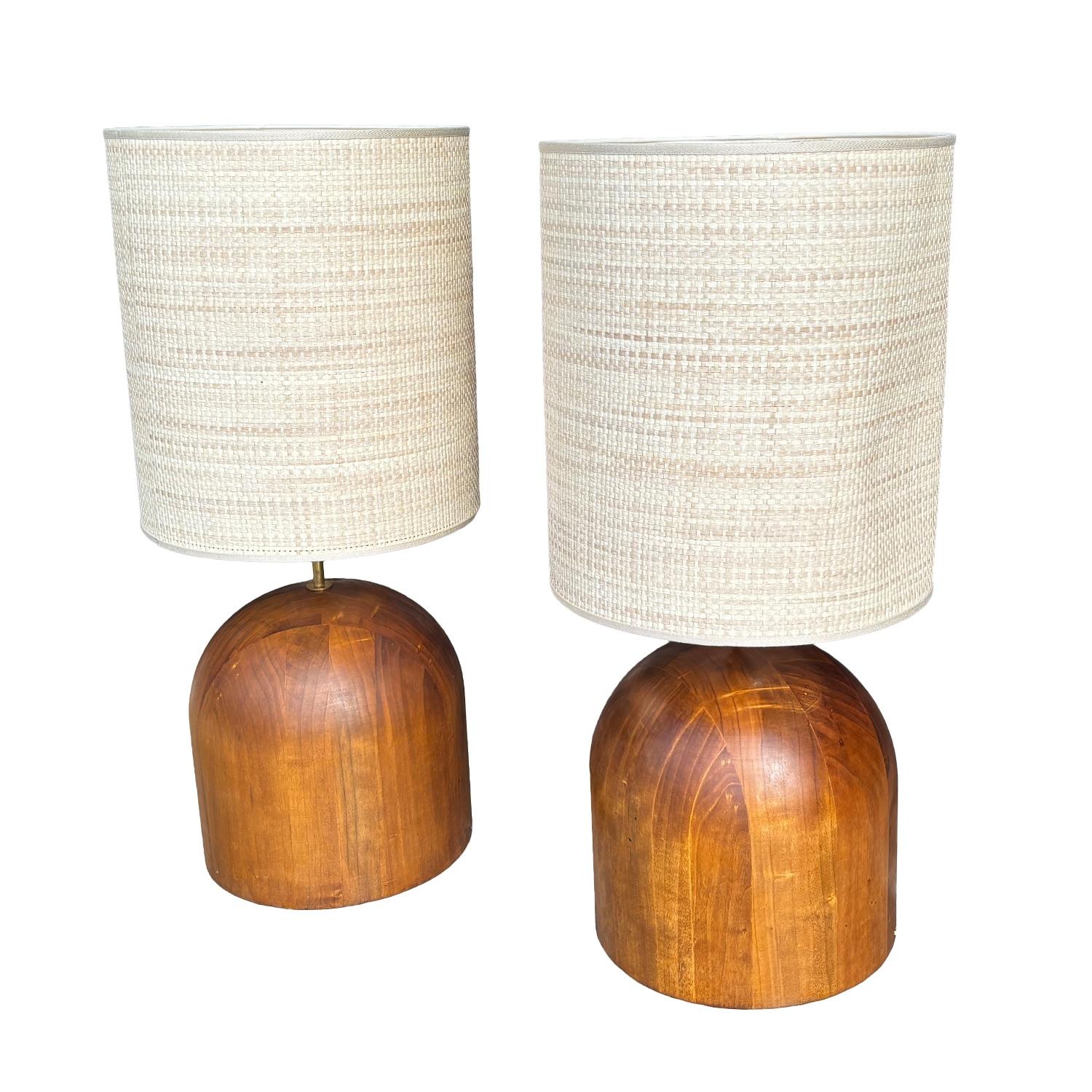 20ième siècle 20e siècle Paire de lampes de table italiennes en noyer de style moderne du milieu du siècle dernier en vente