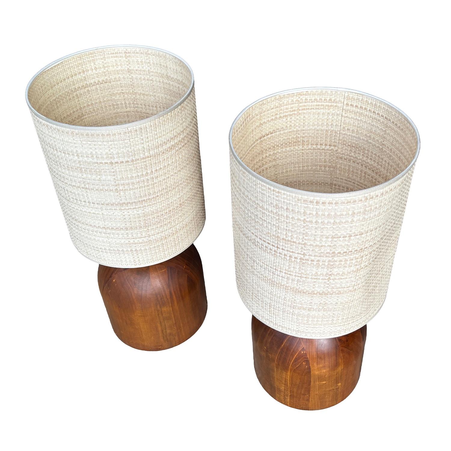 Noyer 20e siècle Paire de lampes de table italiennes en noyer de style moderne du milieu du siècle dernier en vente