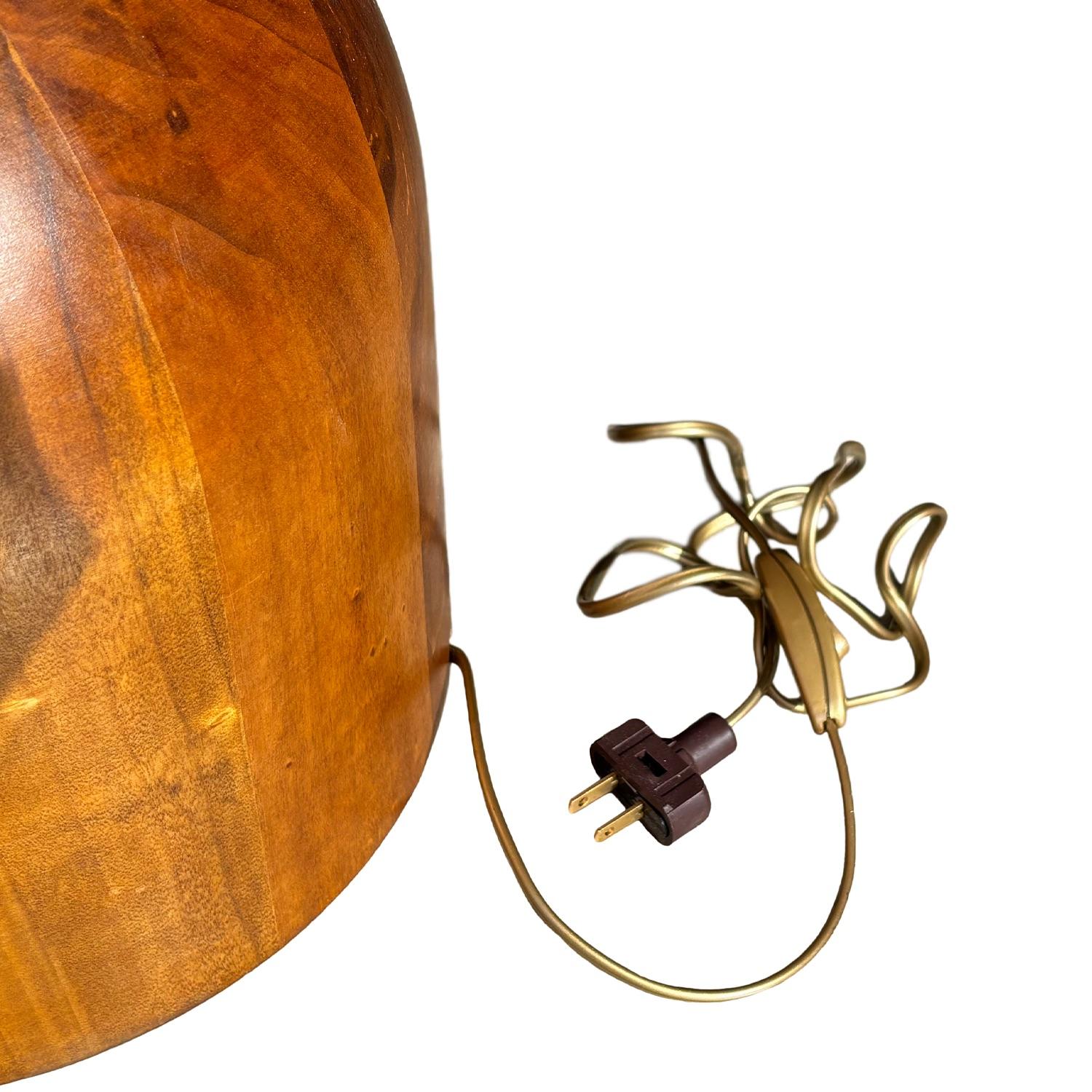 20e siècle Paire de lampes de table italiennes en noyer de style moderne du milieu du siècle dernier en vente 2