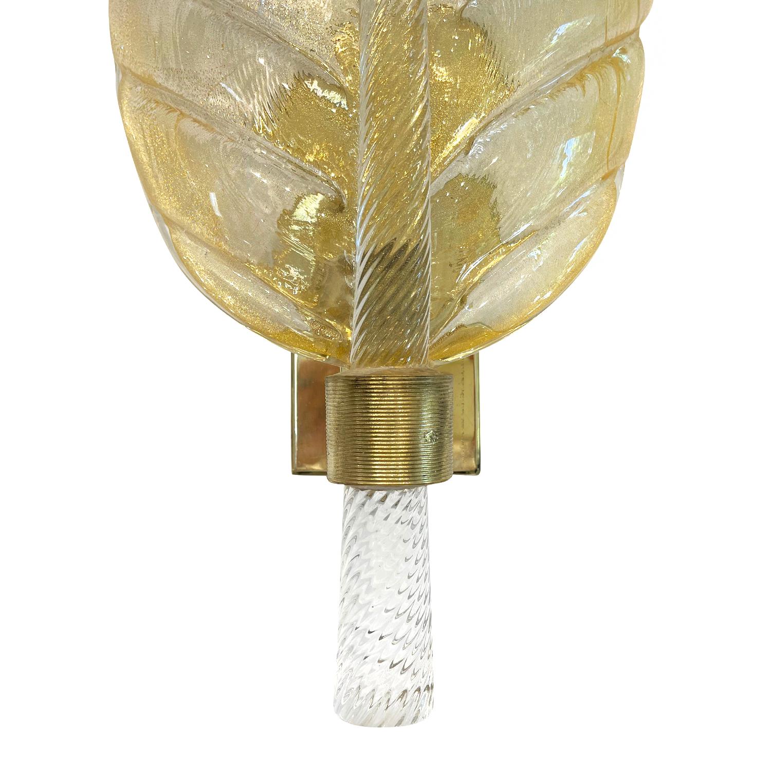 20th Century Italian Pair of Murano Glass Oro Sommerso, Brass Leaf Wall Sconces In Good Condition In West Palm Beach, FL