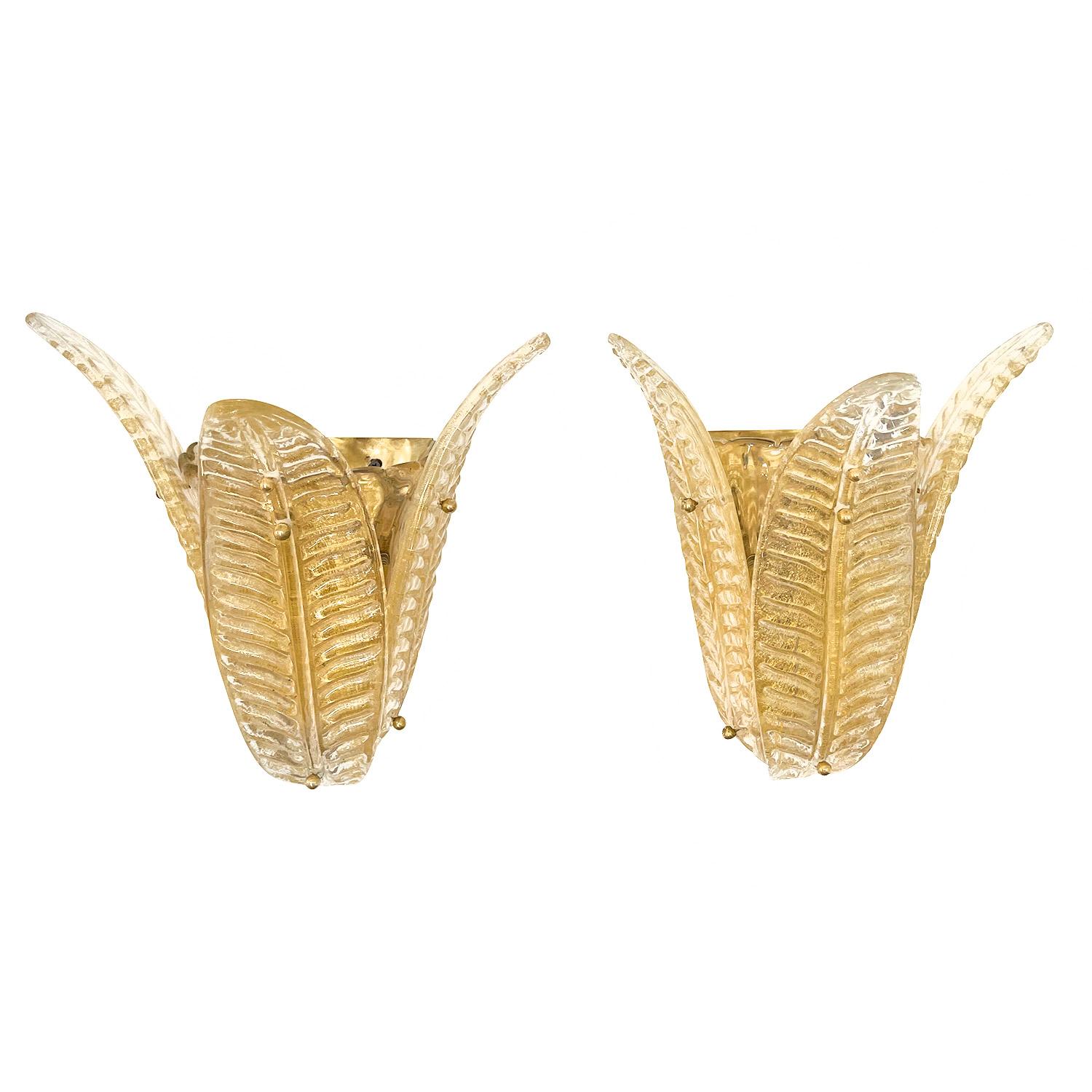 Une paire d'appliques murales italiennes en or fumé, vintage Mid-Century modern, en verre soufflé à la main de Murano Gold Sommerso, soutenu par une structure en laiton. Chacune des appliques est composée de trois feuilles et d'une douille à deux
