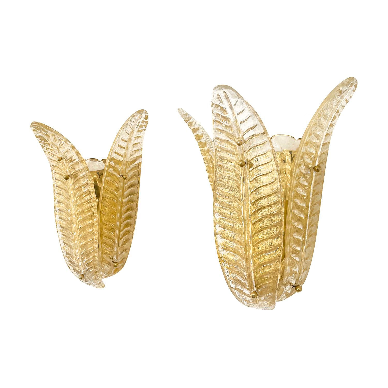 20th Century Italian Pair of Murano Glass Sommerso, Brass Leaf Wall Appliques In Good Condition For Sale In West Palm Beach, FL