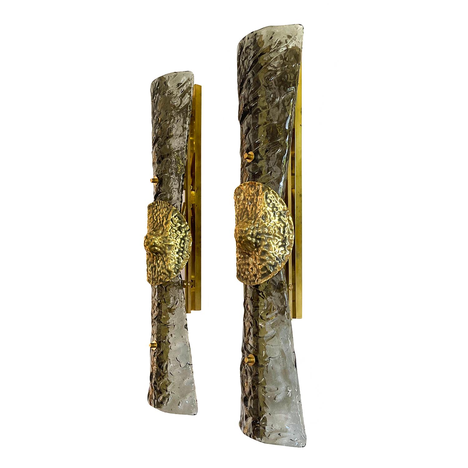 20th Century Italian Pair of Murano Glass Sommerso, Brass Ribbon Wall Lights In Good Condition In West Palm Beach, FL