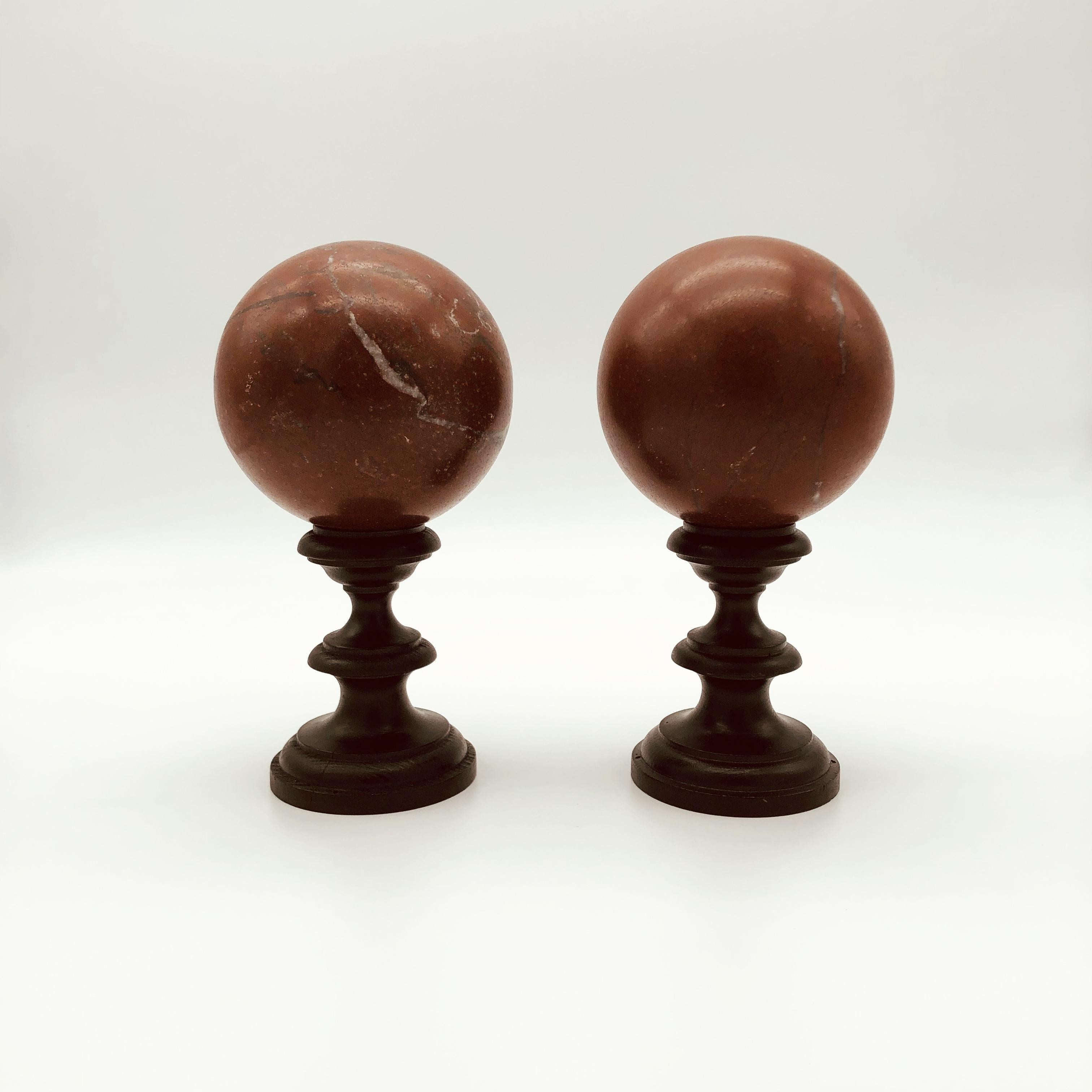 A very nice and elegant pair of balls in griotte marble a rare and specimen material. The balls in marble were a very classic of grand tour in fact traveller after visiting Italy and the archeological site want to bring back a piece of history.
The