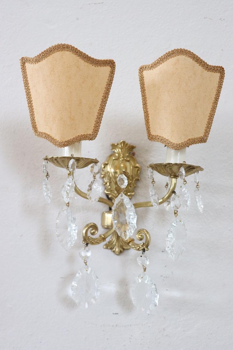 Bronze Paire d'appliques italiennes du 20e siècle en bronze doré et cristal en vente