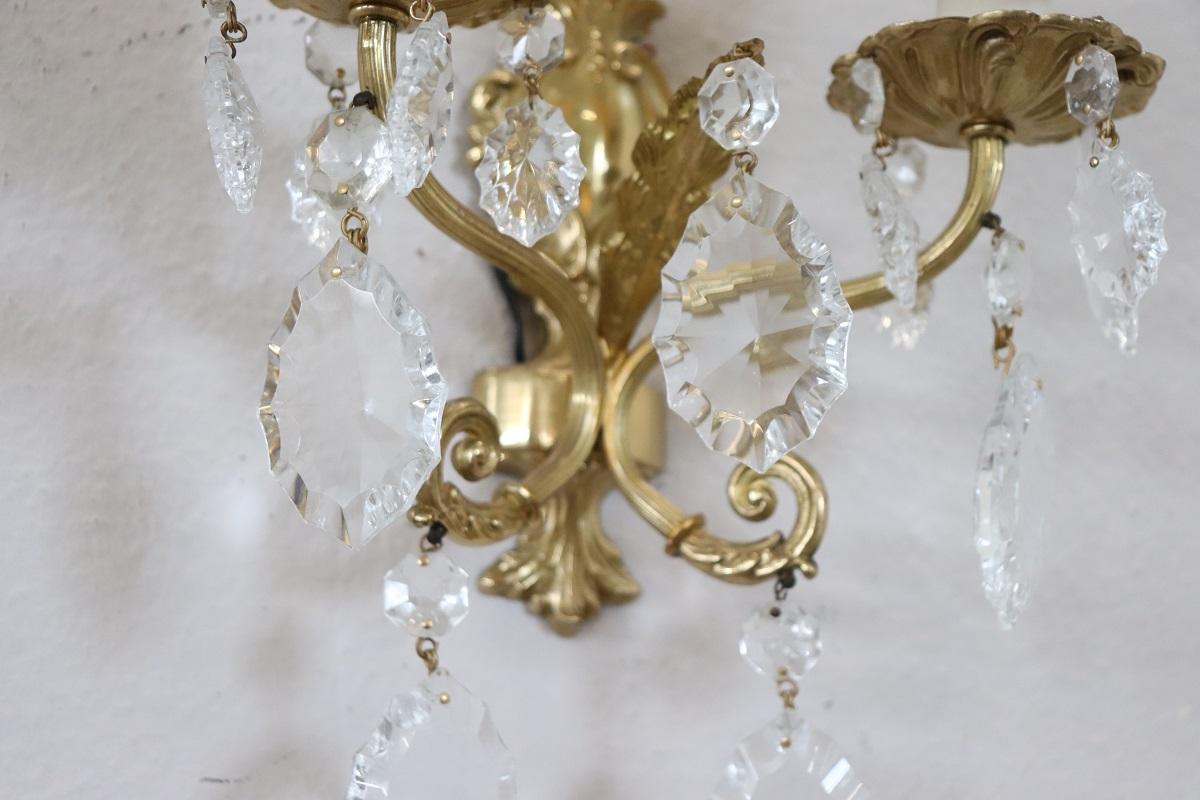Paire d'appliques italiennes du 20e siècle en bronze doré et cristal en vente 2
