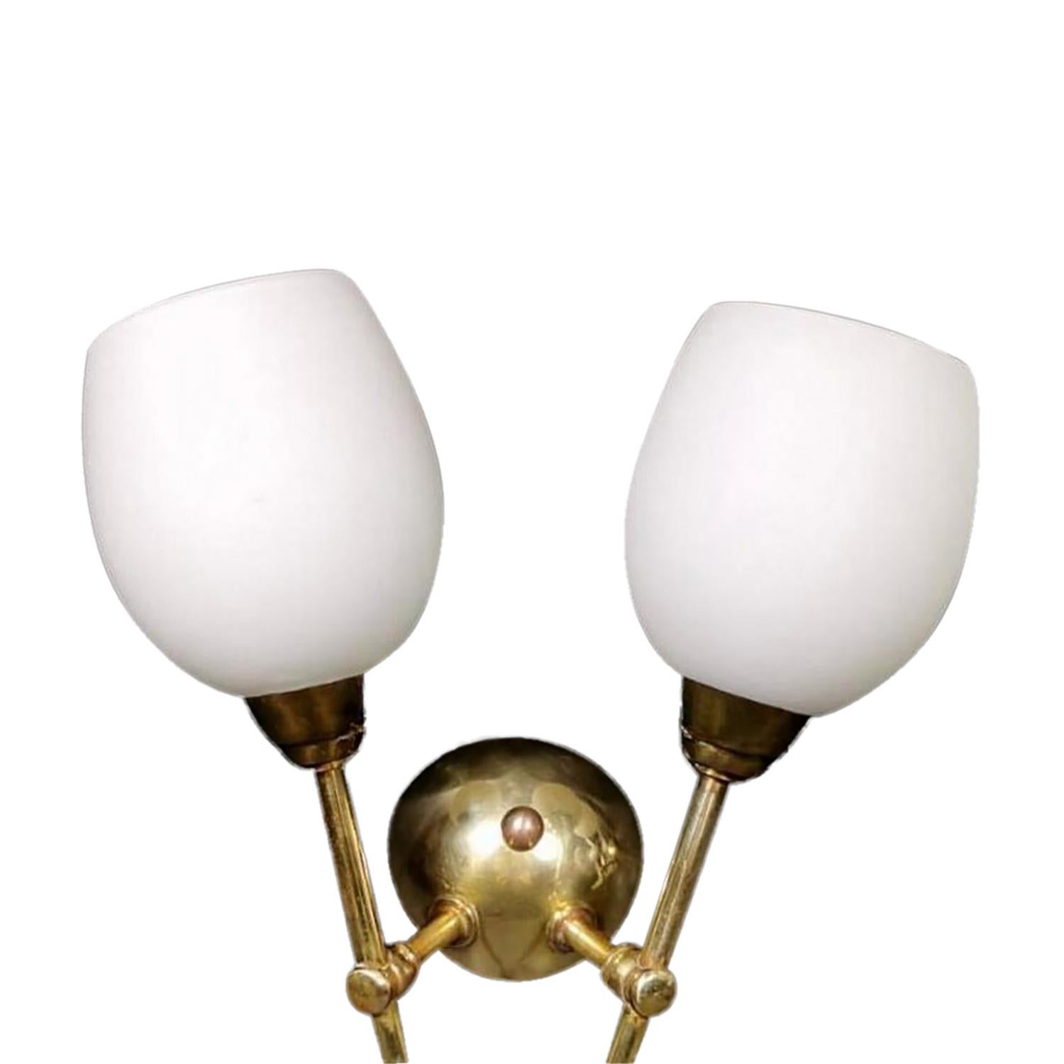Mid-Century moderno Coppia di piccole lampade da parete in ottone lucido e vetro a tulipano del XX secolo in vendita
