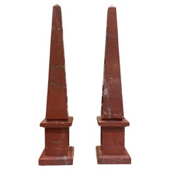 20. Jahrhundert Italienisches Paar kleiner Obelisken aus Porphyr-Marmor mit Vintage-Dekor
