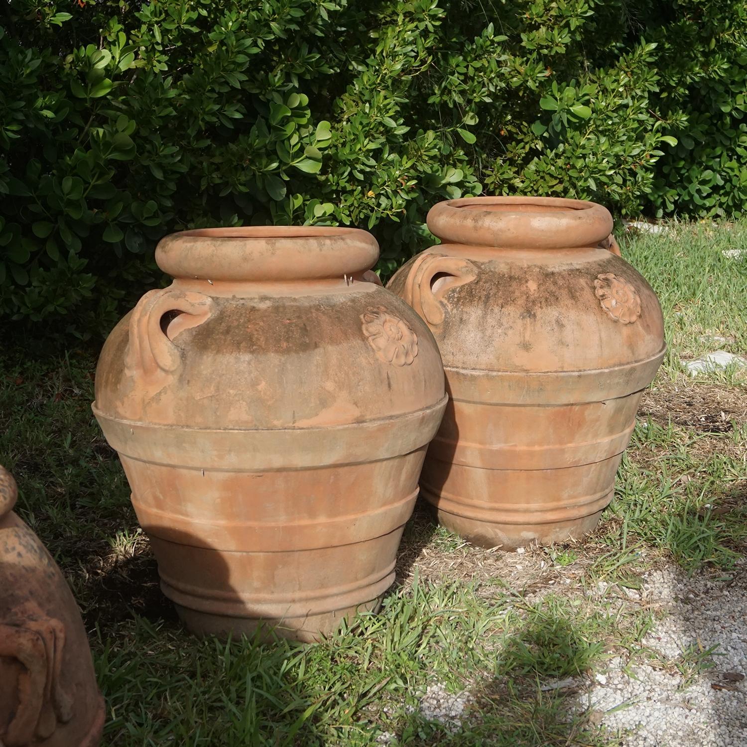 20th Century Italian Pair of Terra Cotta Gimignano Jars - Vintage Tuscan Urns In Good Condition For Sale In West Palm Beach, FL