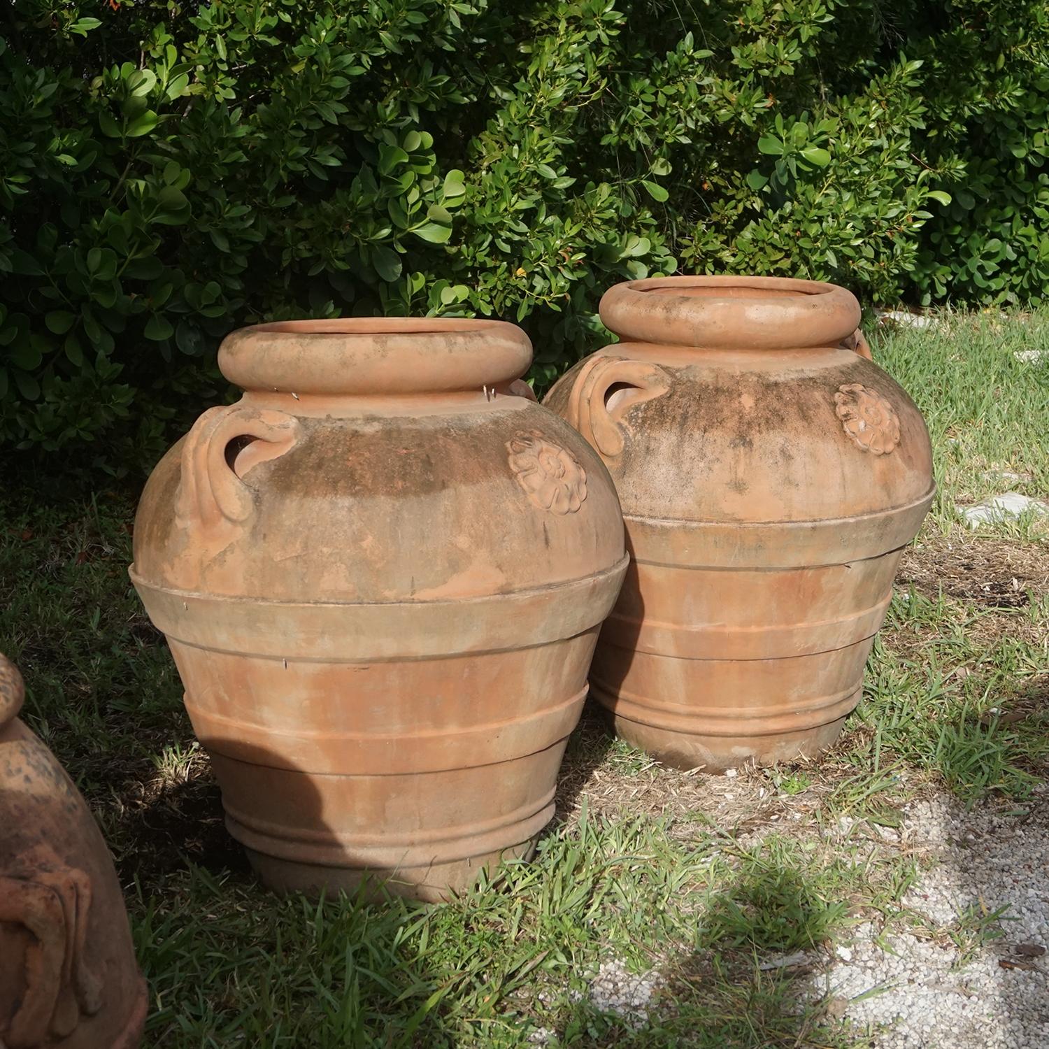 Paire de pots Gimignano en terre cuite italienne du 20ème siècle - Urnes toscannes vintage Bon état - En vente à West Palm Beach, FL