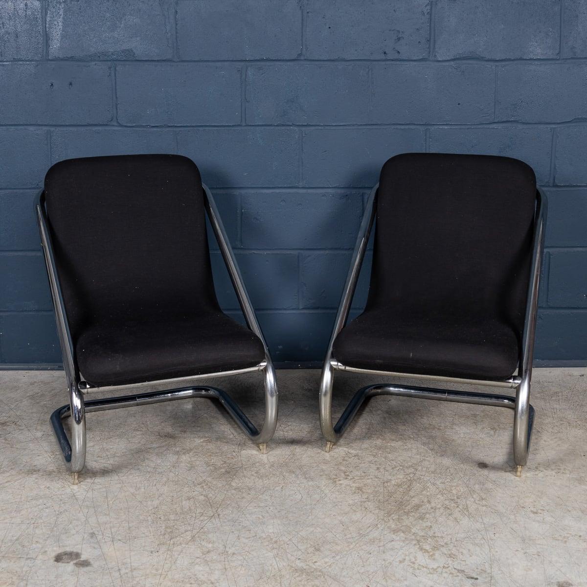 Une paire de chaises longues à cadre tubulaire, Italie, vers 1980, incarne la sensibilité au design épuré et minimaliste du modernisme de la fin du XXe siècle. Les cadres métalliques tubulaires, probablement inspirés par le mouvement Bauhaus qui