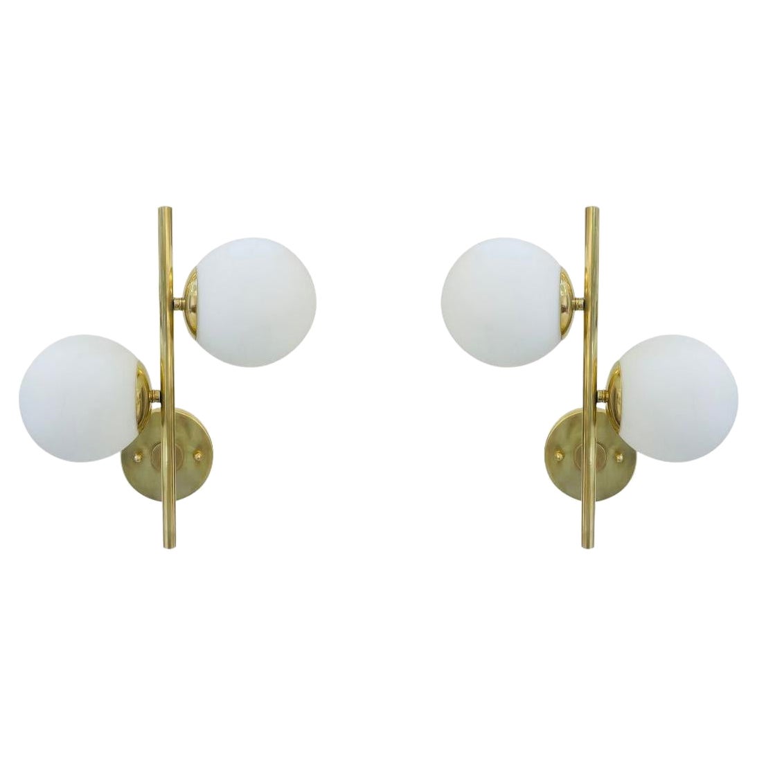 Paire de lampes murales Vintage Italian Glass en laiton et verre opalin du 20e siècle par Stilnovo