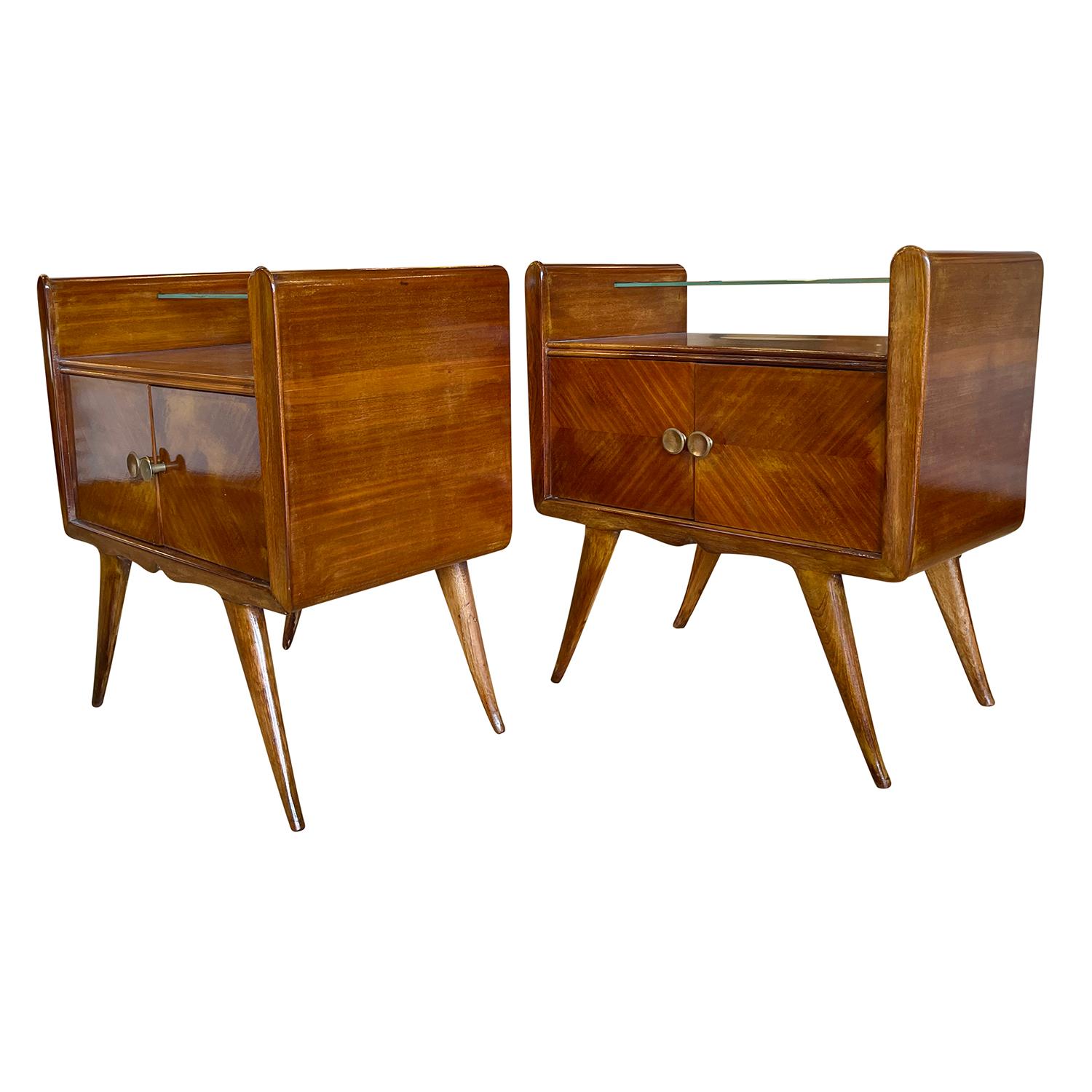 20th Century Italian Pair of Walnut Nightstands, Bedside Tables by Paolo Buffa In Good Condition In West Palm Beach, FL