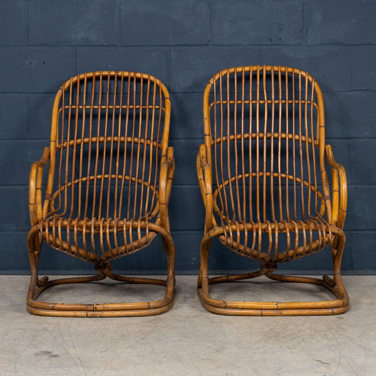Una straordinaria coppia di poltrone in vimini del rinomato designer italiano Tito Agnoli che racchiude l'eleganza e la bellezza naturale tipiche del design moderno di metà secolo. Realizzate negli anni '60, queste poltrone hanno il calore e il