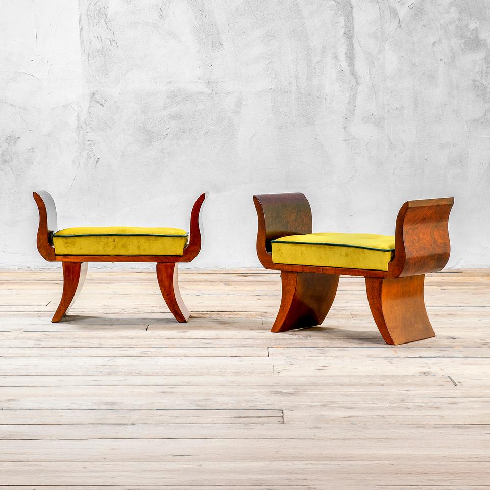 Nous avons ici une paire de tabourets avec une structure en bois et une assise recouverte de tissu jaune, conçus et produits en 1970 environ en Italie. 
En très bon état et prêt à être expédié. 