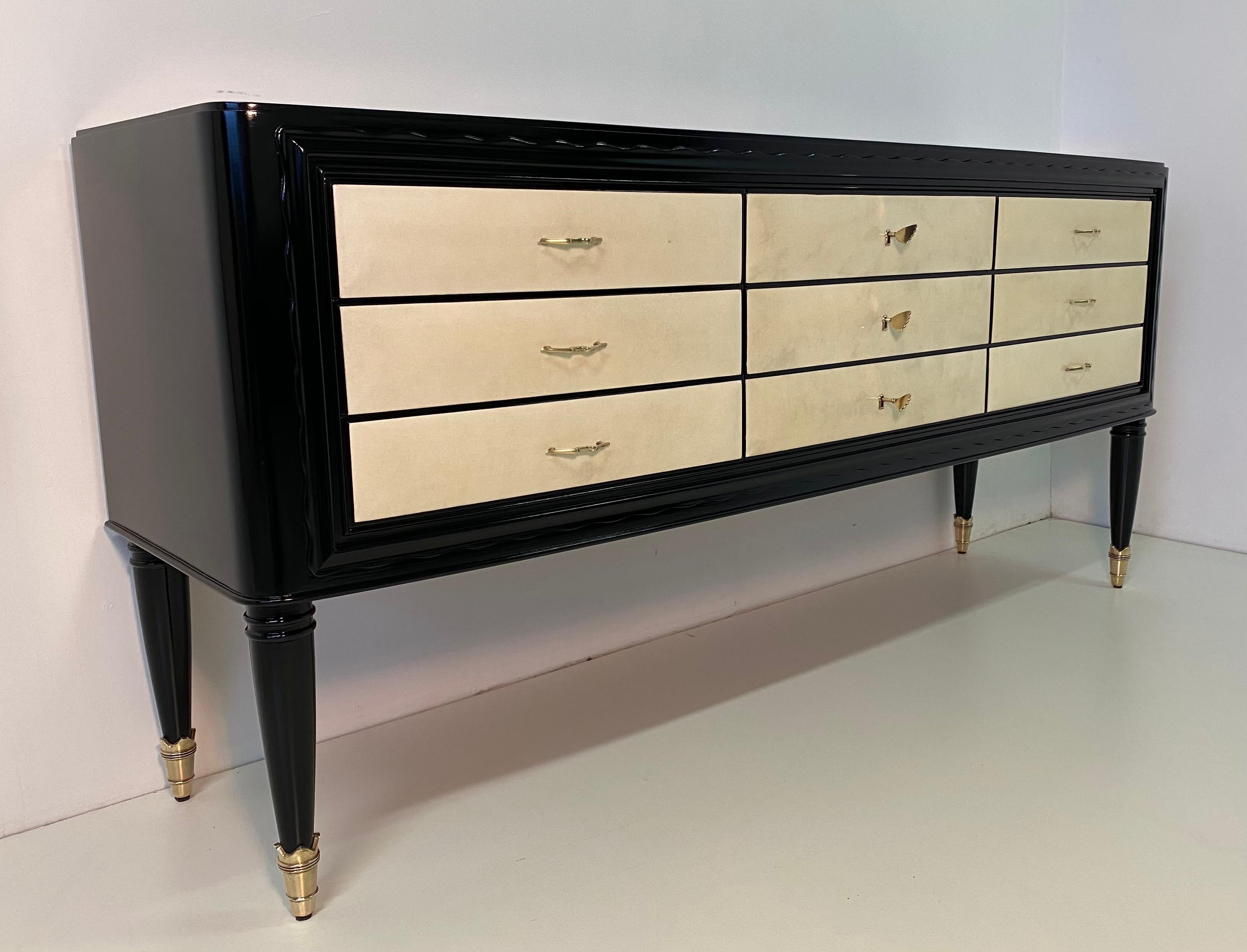 This chest of drawers was produced in Italy in the 1940s and is attributable to the design of Paolo Buffa.
The structure is black lacquered while the drawers are covered with a precious parchment.
The details and the handles are in brass.
Completely