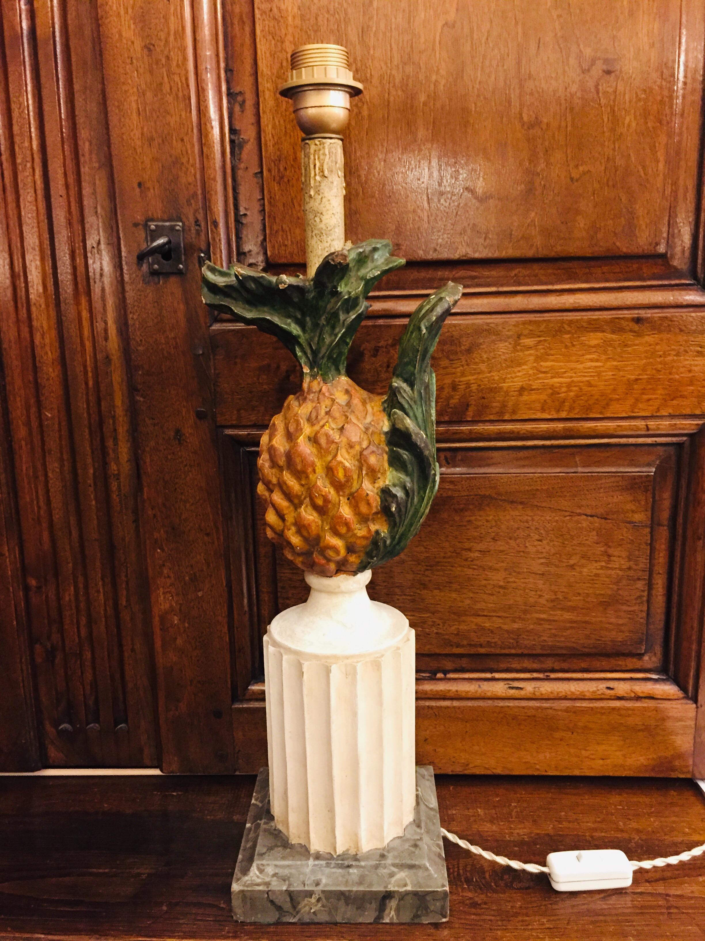 Sculpté à la main Base de lampe ananas italienne du 20ème siècle en toscane en vente
