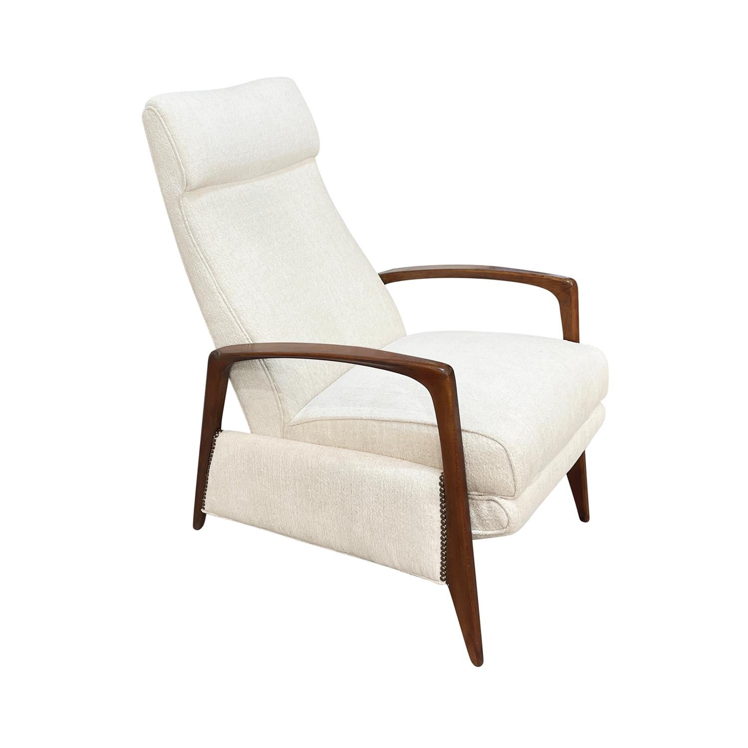 Ein Vintage Mid-Century moderne italienische Liegestuhl, Poltrona Relax aus handgefertigtem poliertem Nussbaum, hergestellt von ISA Bergamo in gutem Zustand. Der Lesesessel ist mit Messingnägeln verziert und verfügt über eine verstellbare,