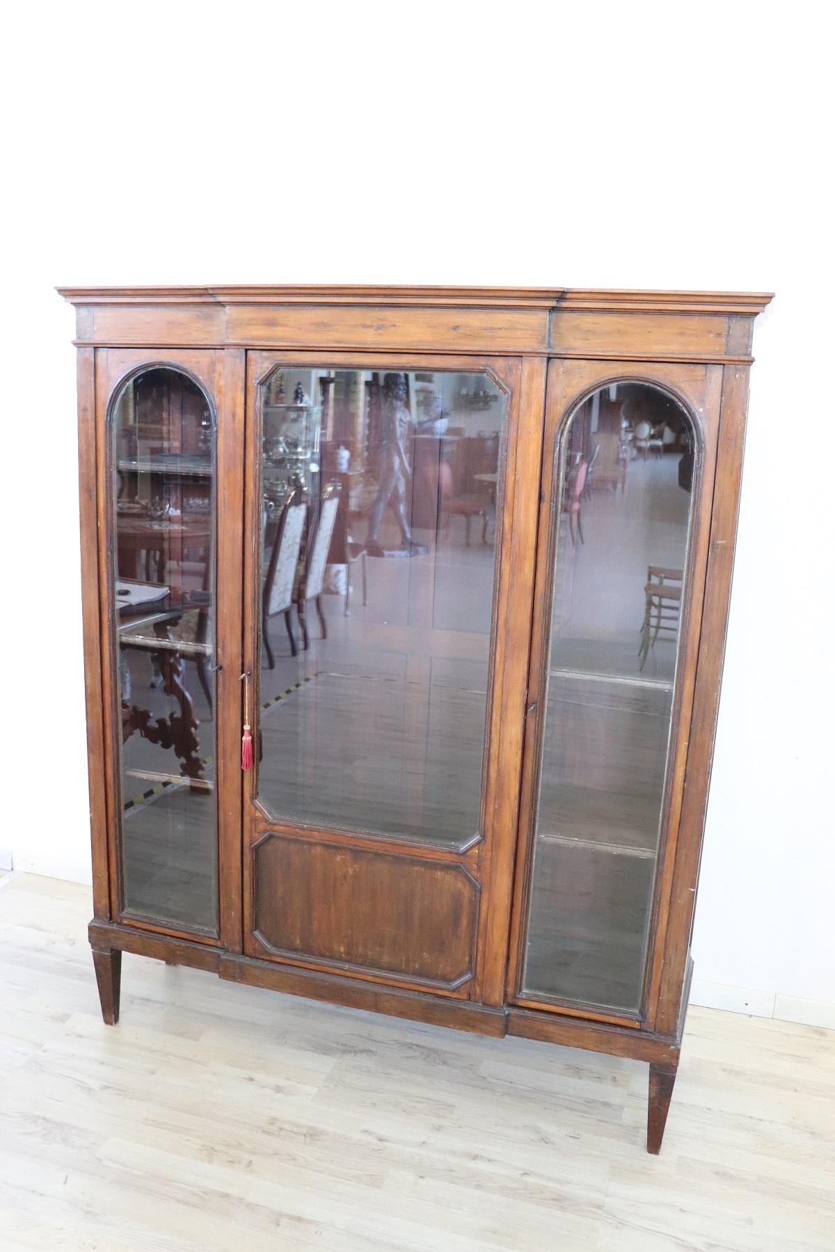 Italian vitrine or bookcase about 1930s high quality furniture.
Vitrine in poplar wood the line is very simple and linear. On the front three glass doors ideal for storing precious objects or your books. The distance of the internal shelves can be