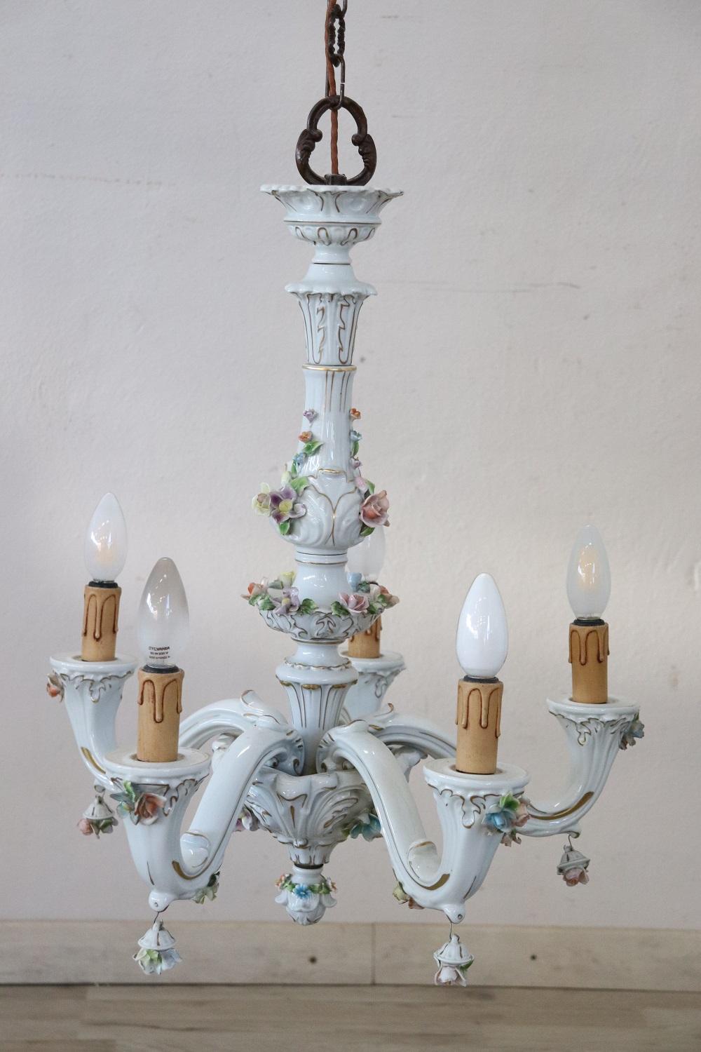 20th Century Italian Porcelain Chandelier Decorated with Flowers In Excellent Condition For Sale In Casale Monferrato, IT