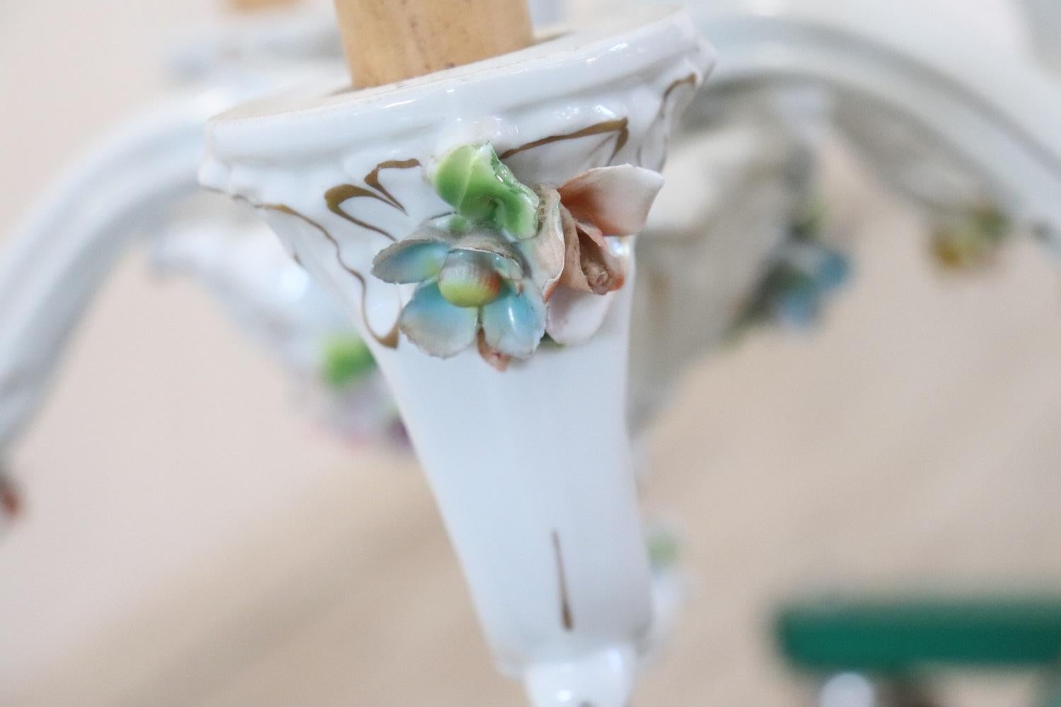 Lustre en porcelaine italienne du 20e siècle décoré de fleurs en vente 3