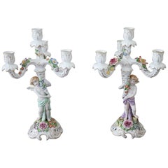 paire de chandeliers ou candélabres en porcelaine italienne du 20ème siècle peints à la main