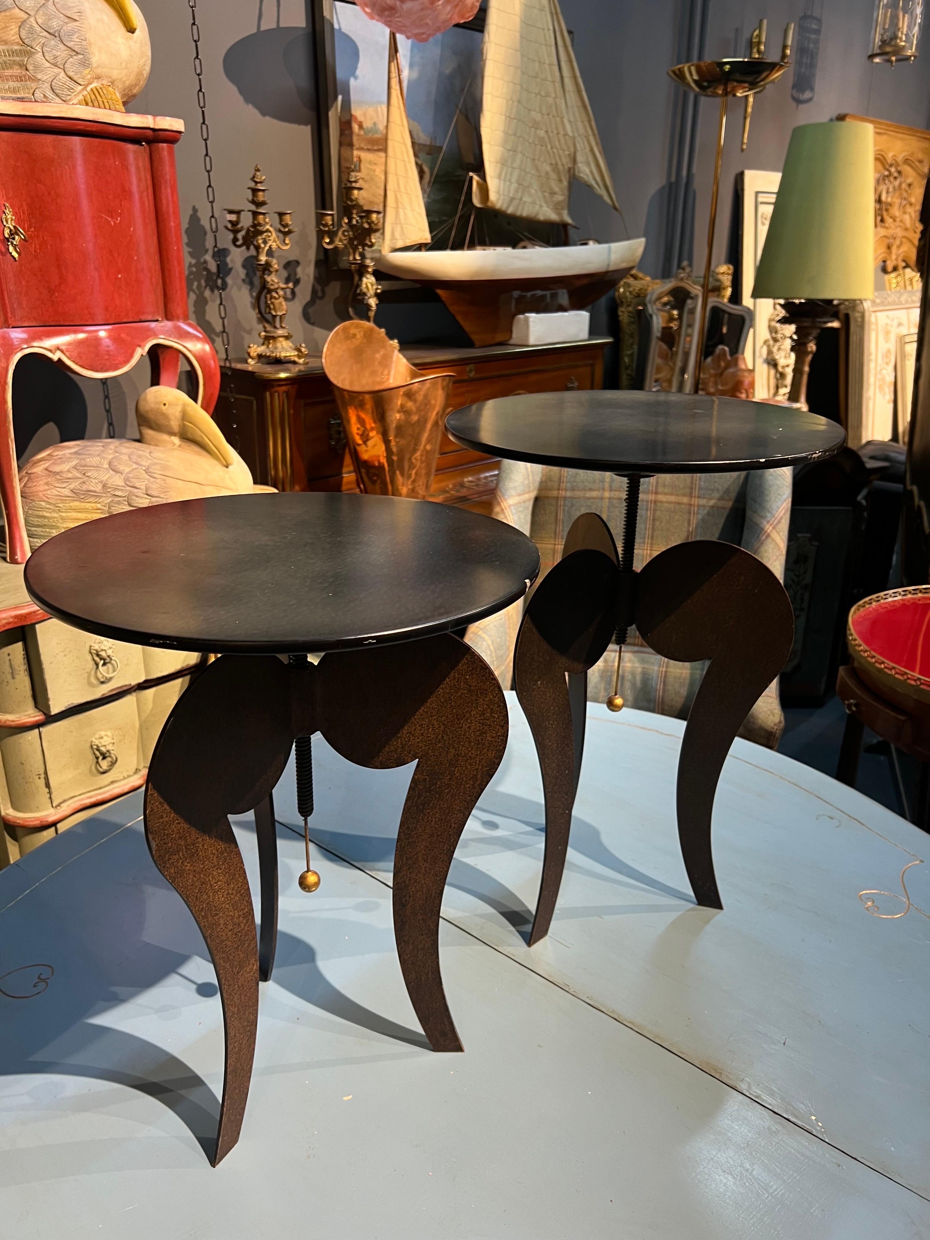 He aquí un magnífico ejemplo de diseño posmoderno. Esta mesa auxiliar fue diseñada por Sergio Terzani, Scandicci, Jean Francois Crochet y producida en Italia en 1985. Está hecho de metal pintado a mano y es ajustable desde 50 cm hasta un máximo de