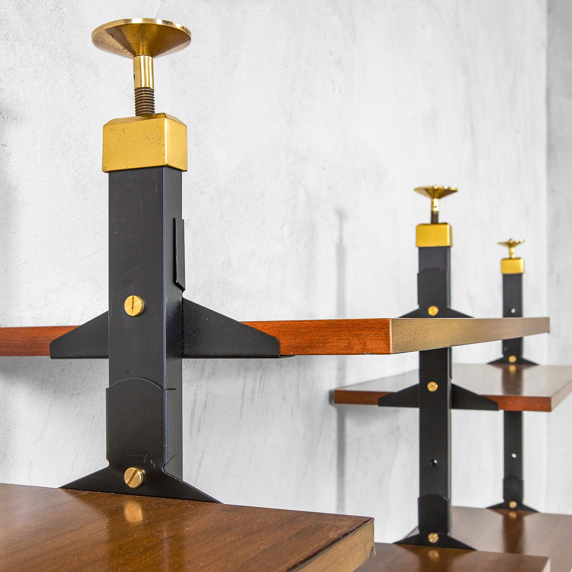 20. Jahrhundert, Italienische Produktion Wand Bücherregal mit verstellbaren Regalen 60s (Mid-20th Century) im Angebot