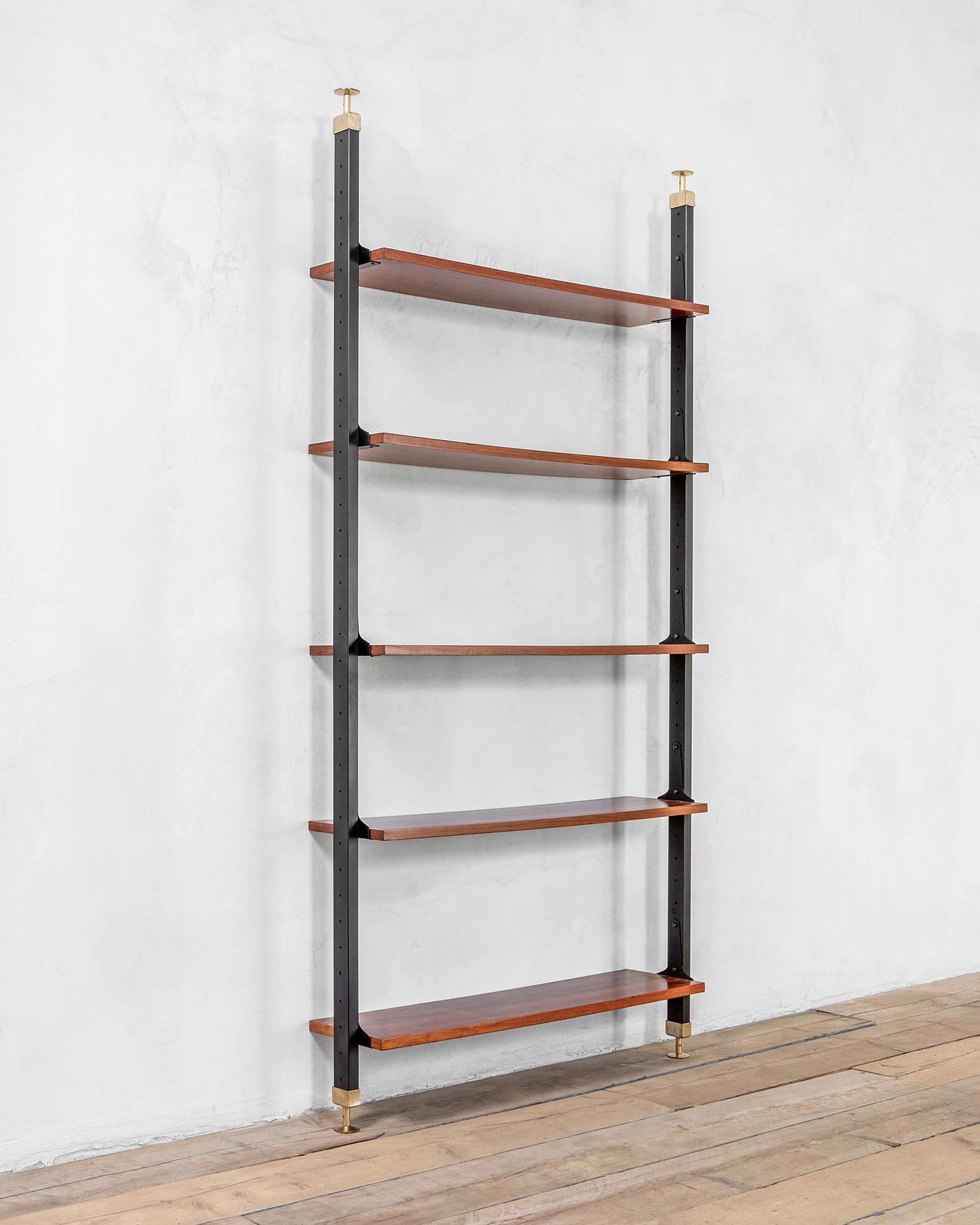Wall Bookcase composed of just one bay with height-adjustable shelves.
Designed and produced in Italy in the 60 s.
The bookcase it is realized in lacquered metal structure with brass bases and five large wooden shelves, that are adjustable.
Indeed,