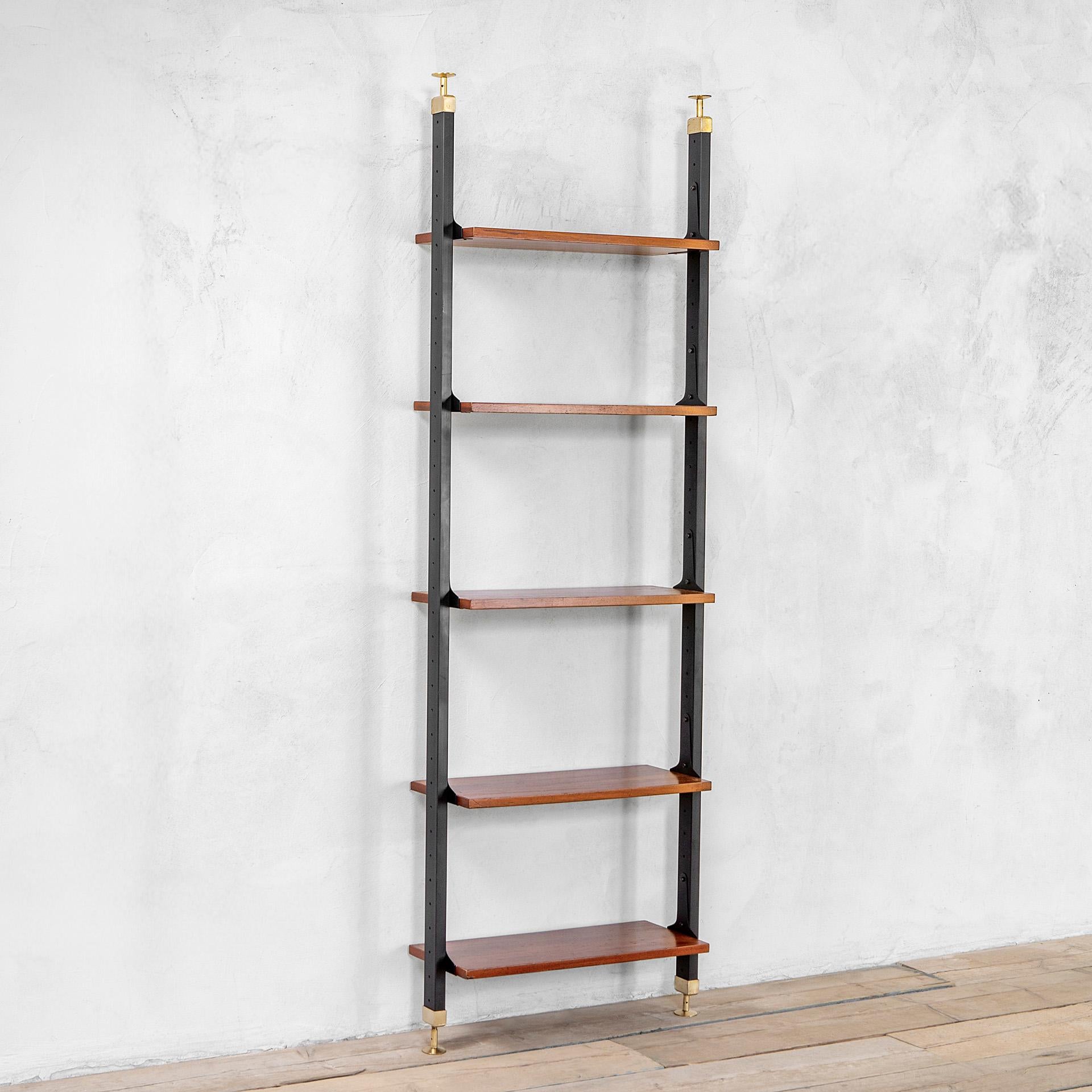 Wandregal, bestehend aus nur einem Regalfeld mit höhenverstellbaren Fachböden.
In den 60er Jahren in Italien entworfen und hergestellt.
Das Bücherregal besteht aus einer lackierten Metallstruktur mit Messingfüßen und fünf verstellbaren Holzböden.
In