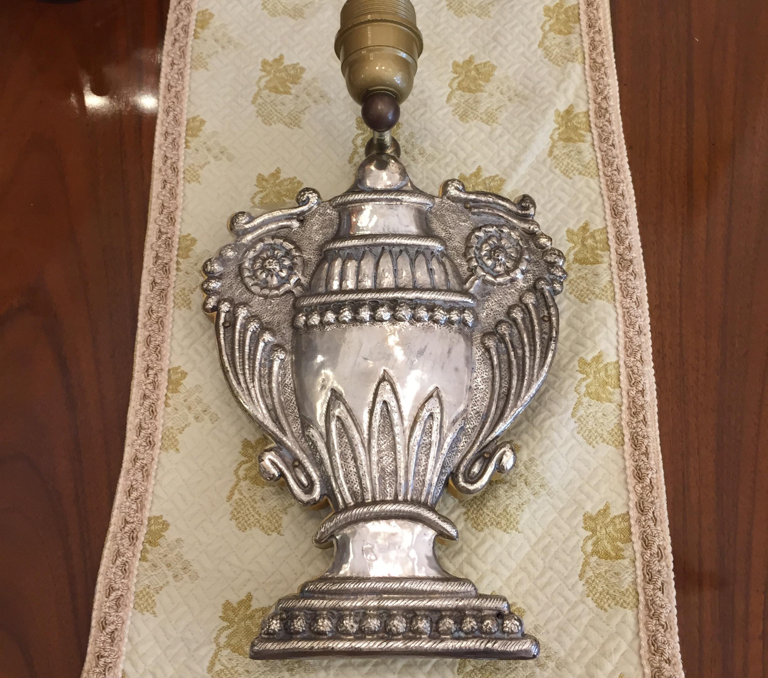 Italienische versilberte italienische Repouss-Wandleuchter-Urnenvase im Barockstil, 20. Jahrhundert (Repoussé) im Angebot