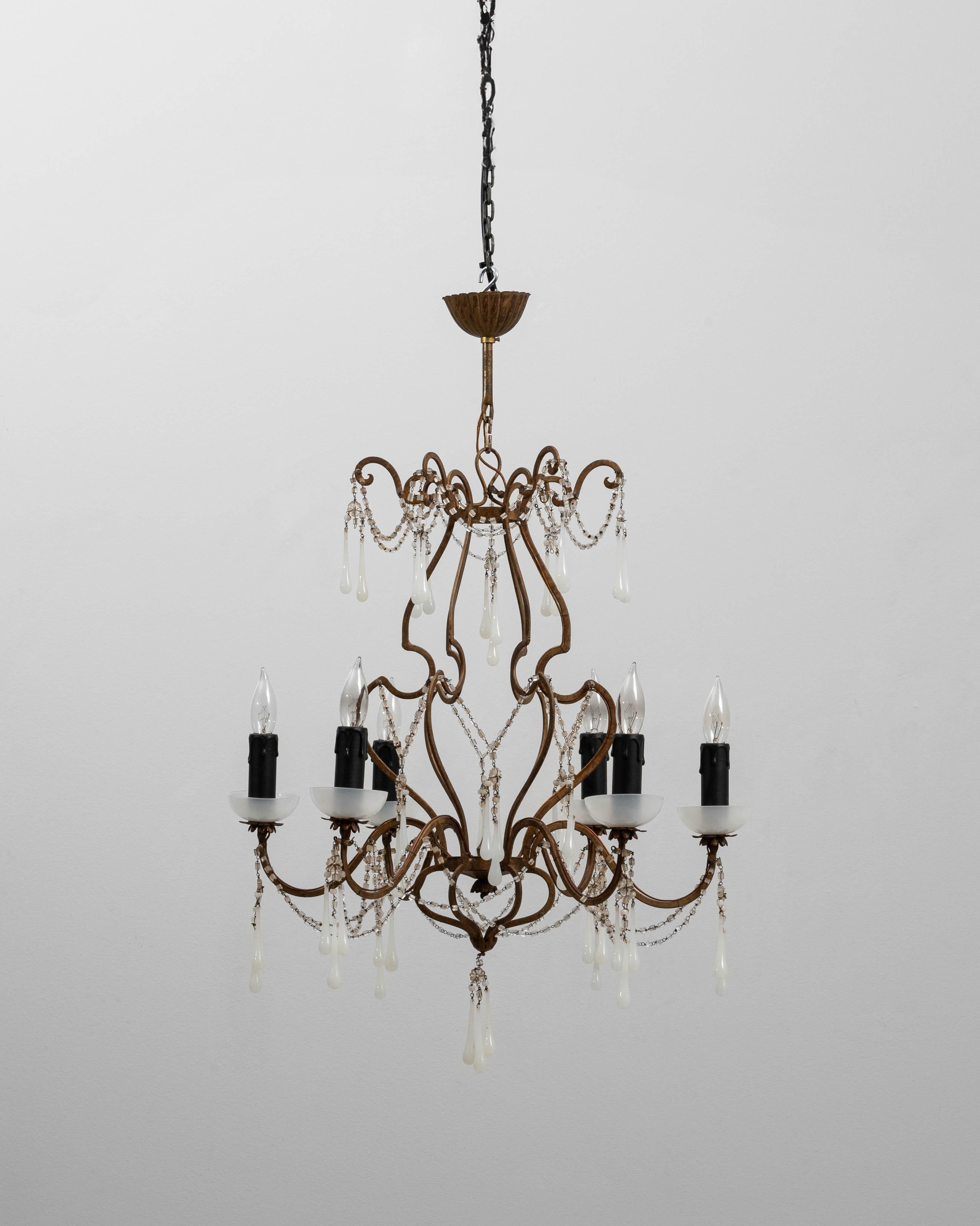 Ce lustre en métal doré de style néo-rococo italien du XXe siècle présente l'élégance ornée et les courbes expressives caractéristiques de la tradition rococo. Son armature sinueuse et enroulée supporte six lampes de style bougie, chacune posée sur