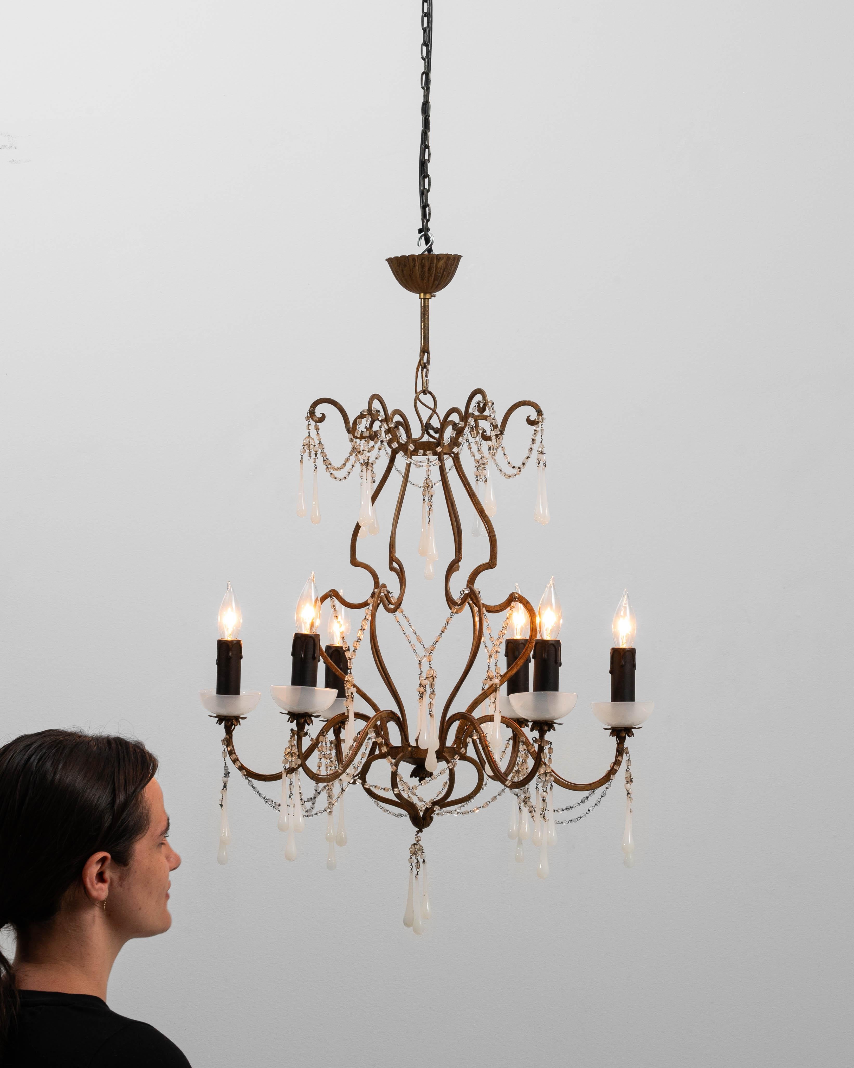 20ième siècle Lustre en métal doré et gouttes de verre du 20e siècle de style néo-rococo italien en vente