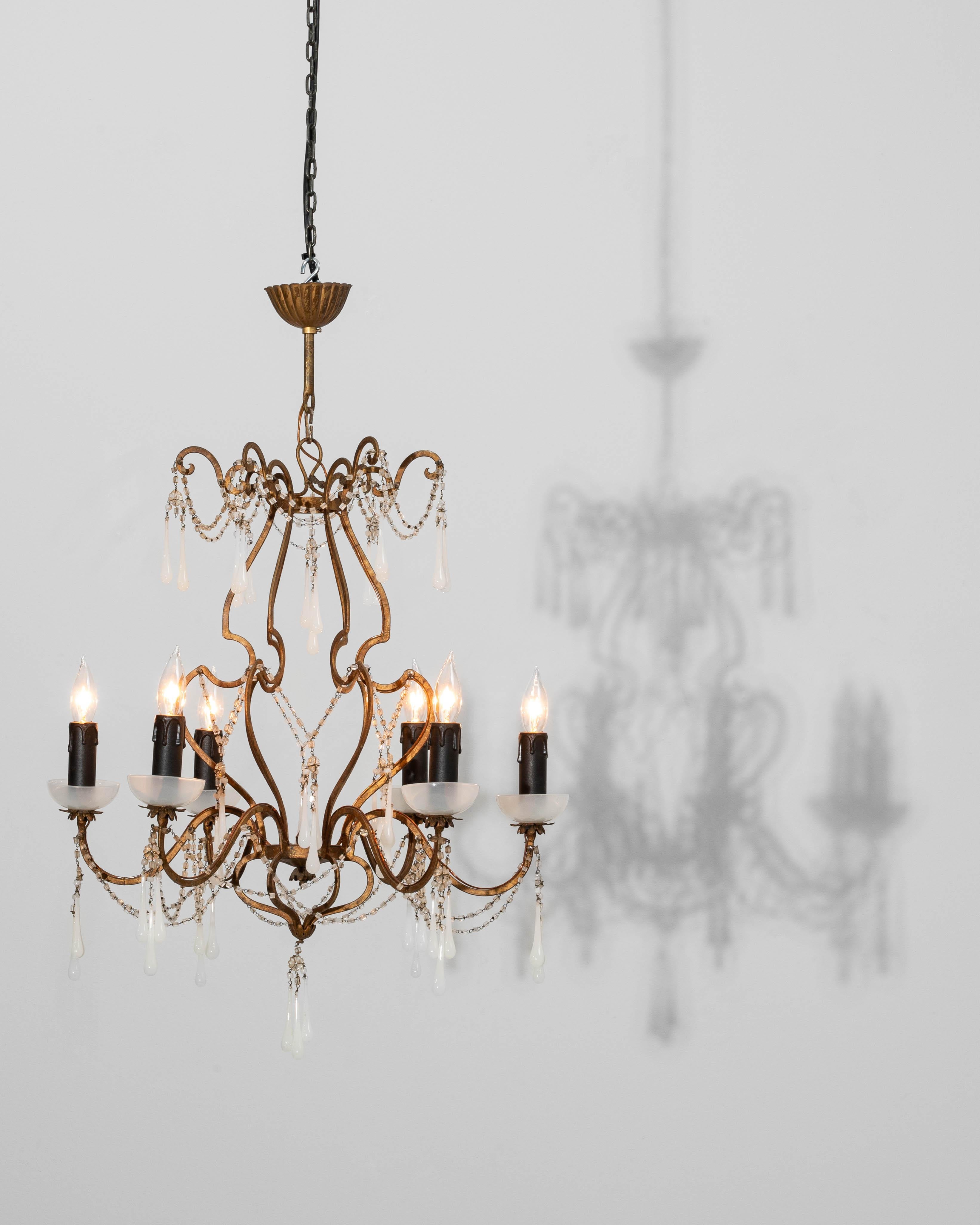 Métal Lustre en métal doré et gouttes de verre du 20e siècle de style néo-rococo italien en vente