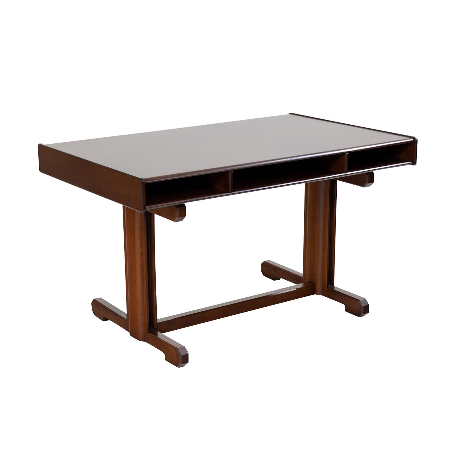 Table d'écriture autoportante en bois de rose brésilien poli et noyer, conçue par Gianfranco Frattini pour Bernini, en bon état. Le bureau est composé de chaque côté d'un tiroir qui sont particularisés par un bouton de porte rond, une poignée