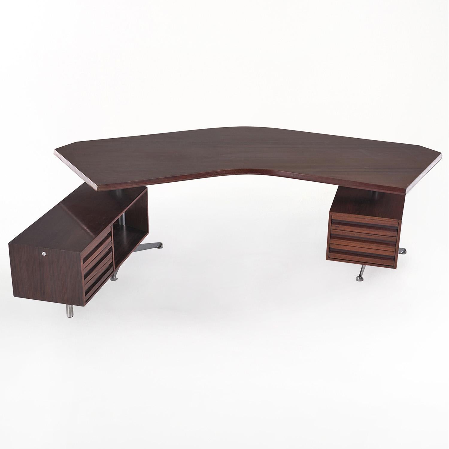 Un grande tavolo da scrittura italiano vintage del Mid-Century modern in palissandro lucido lavorato a mano, disegnato da Osvaldo Borsani per Tecno, in buone condizioni. La scrivania scultorea è composta da una cassettiera girevole grande e una