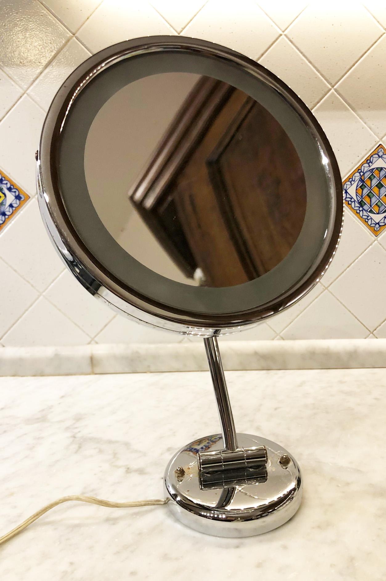 20th century Italian round makeup light with mirror.
In working condition.
Equipped with original 20th century European wiring. 
We recommend buyer consults an experienced electrician for proper installation.
The fixture requires one European E14