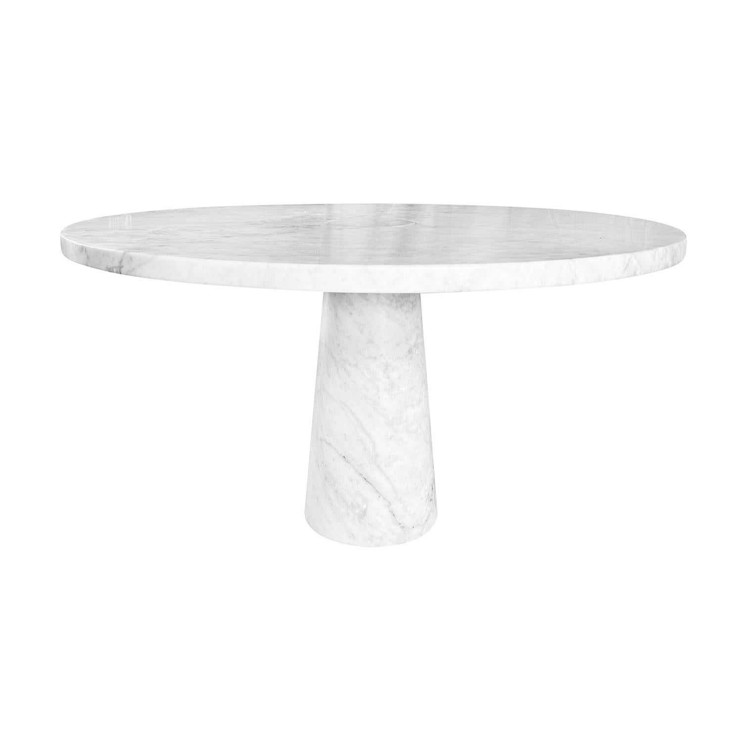 Ein italienischer Esszimmertisch aus der Mitte des Jahrhunderts, handgefertigt aus weißem Carrara-Marmor Arabescato, entworfen von Angelo Mangiarotti und hergestellt von Skipper, in gutem Zustand. Die große runde Platte des Tisches der Serie Eros