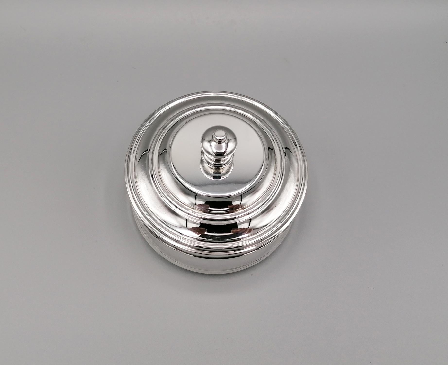 Round shape sterling silver jewelry box. The simplicity of the forms and the harmony of the proportions make it suitable for all settings.
The lid of the jewelry box has a knob handle while the interior is lined with a precious blue fabric with a