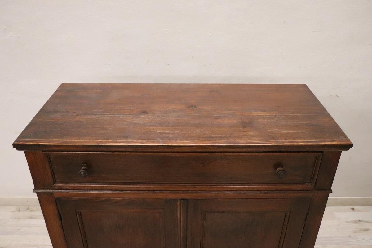 Rustikales italienisches Buffet aus Fir-Holz aus dem 20. Jahrhundert (Italienisch) im Angebot