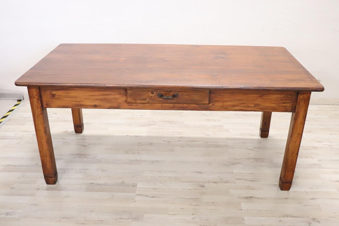 Table de cuisine ou table à écrire italienne rustique du 20ème siècle en bois de sapin, restaurée Excellent état - En vente à Casale Monferrato, IT
