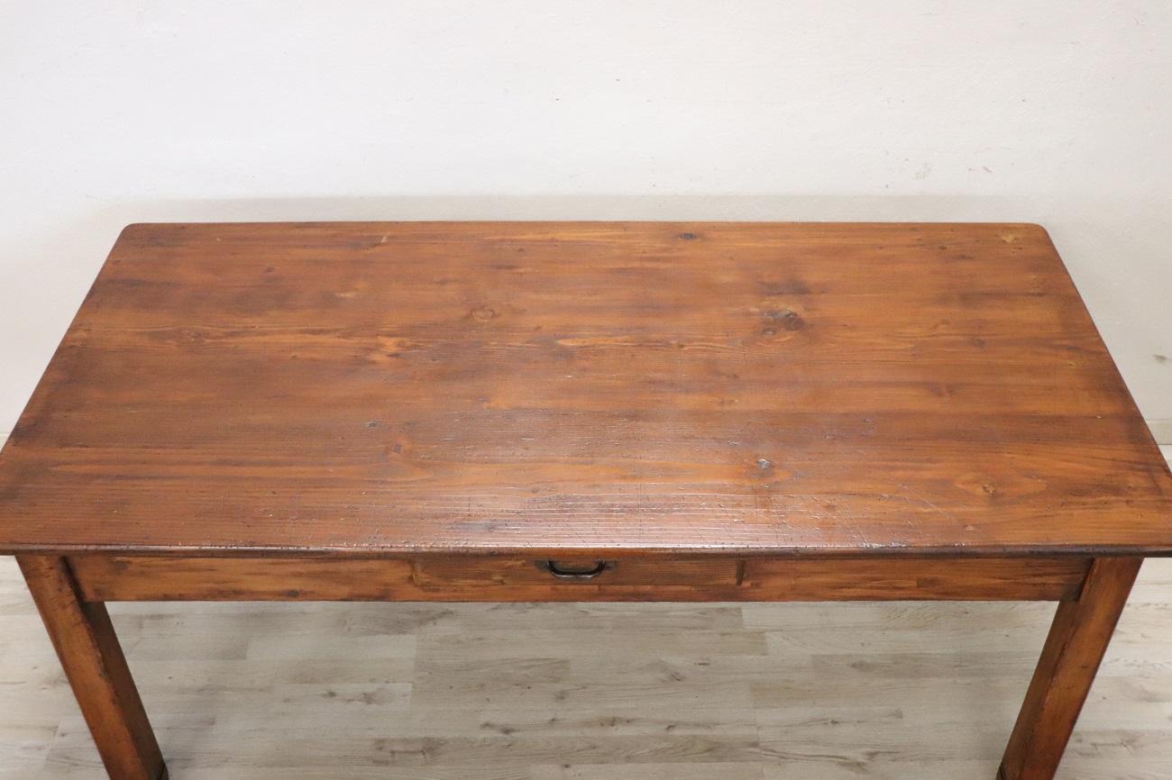 Sapin Table de cuisine ou table à écrire italienne rustique du 20ème siècle en bois de sapin, restaurée en vente