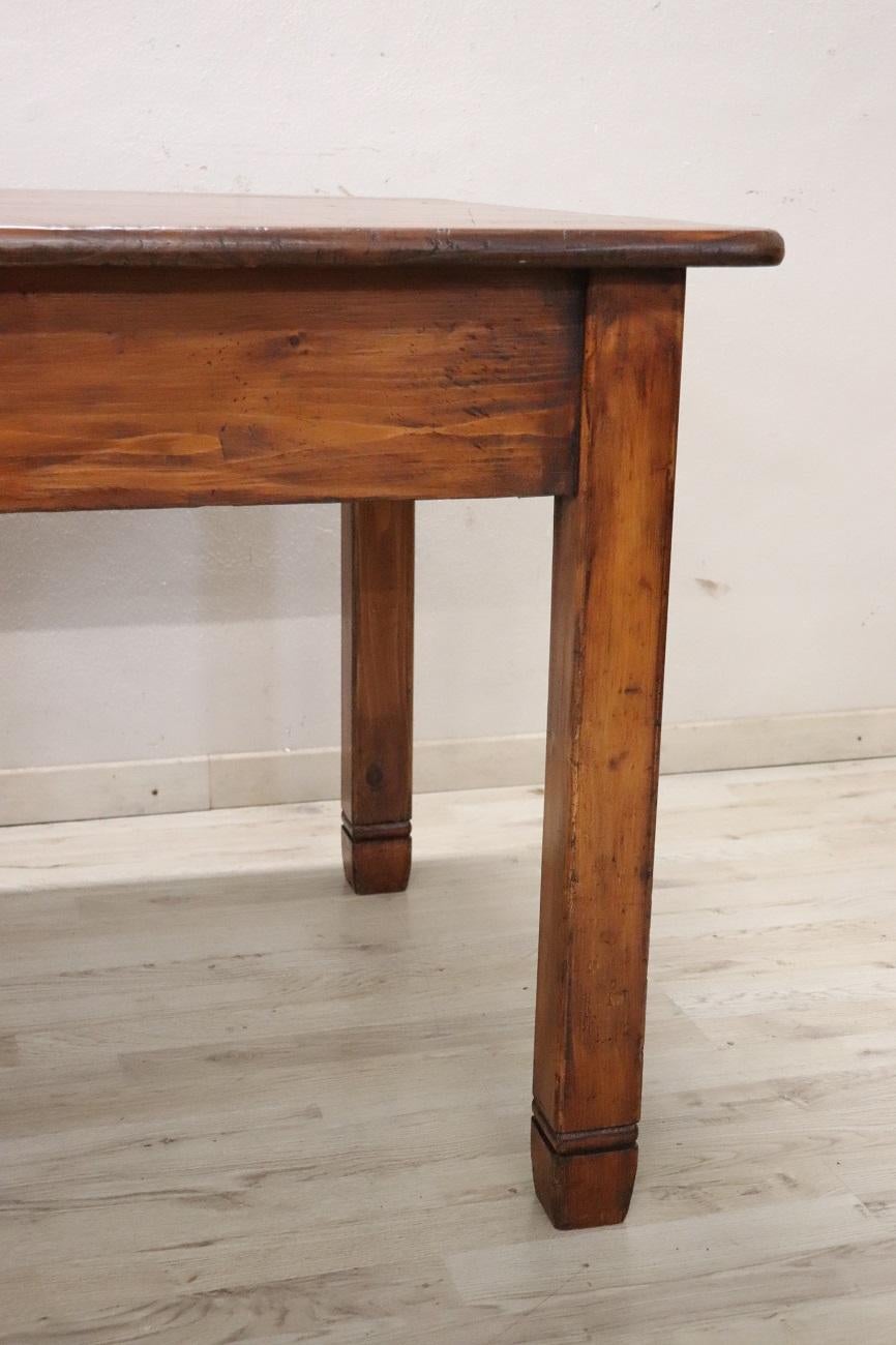 Table de cuisine ou table à écrire italienne rustique du 20ème siècle en bois de sapin, restaurée en vente 1
