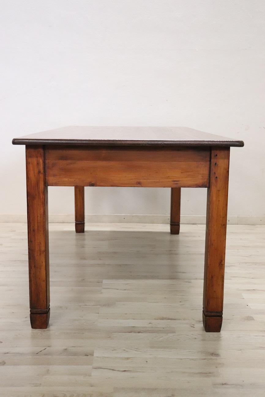 Table de cuisine ou table à écrire italienne rustique du 20ème siècle en bois de sapin, restaurée en vente 2