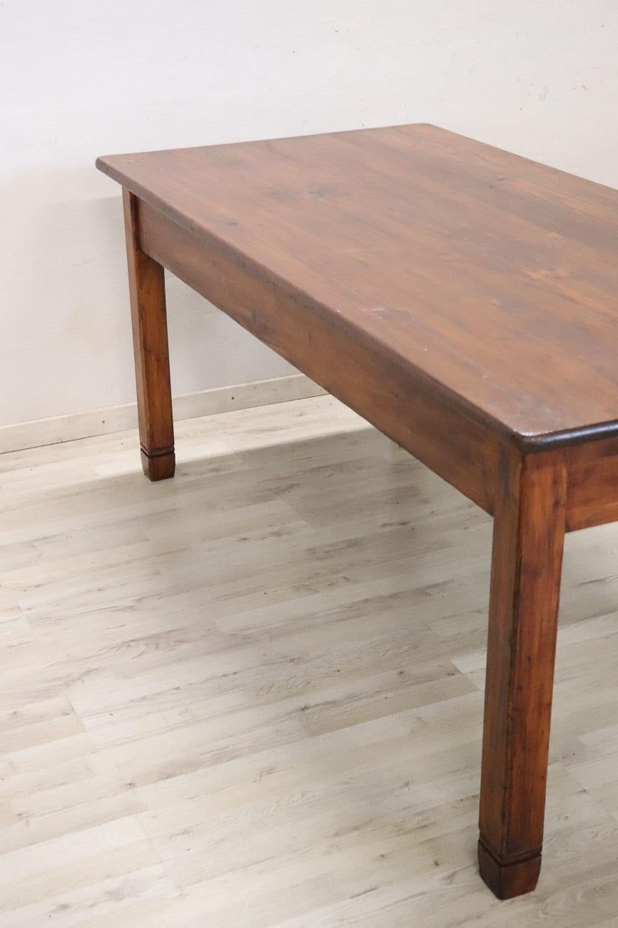 Table de cuisine ou table à écrire italienne rustique du 20ème siècle en bois de sapin, restaurée en vente 3