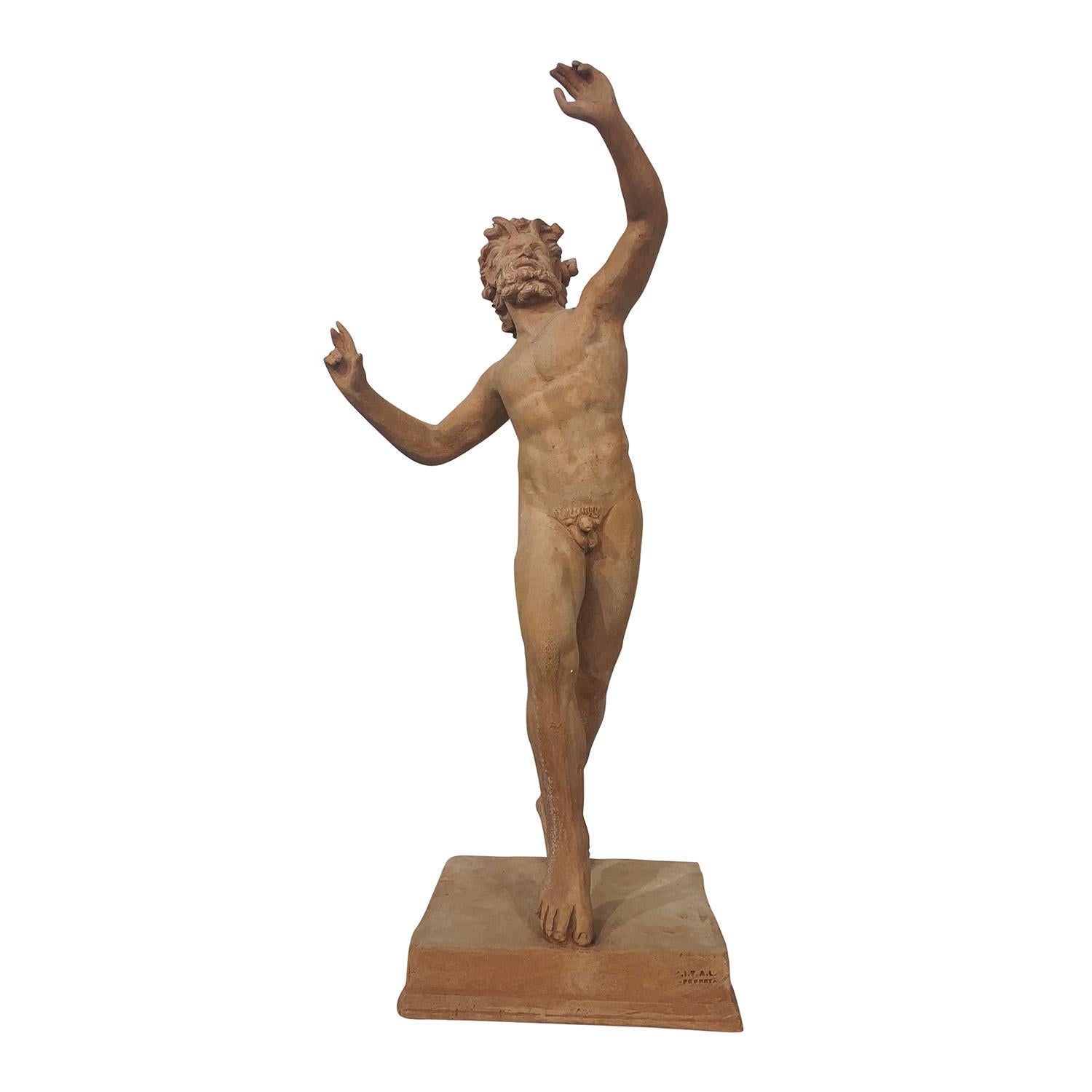 Statuetta d'epoca in terracotta italiana del famoso Fauno o Satiro danzante ben noto nell'arte ellenistica e romana, in buone condizioni. L'originale è stato collocato nella Casa del Fauno di Pompei, che era una delle residenze più grandi e