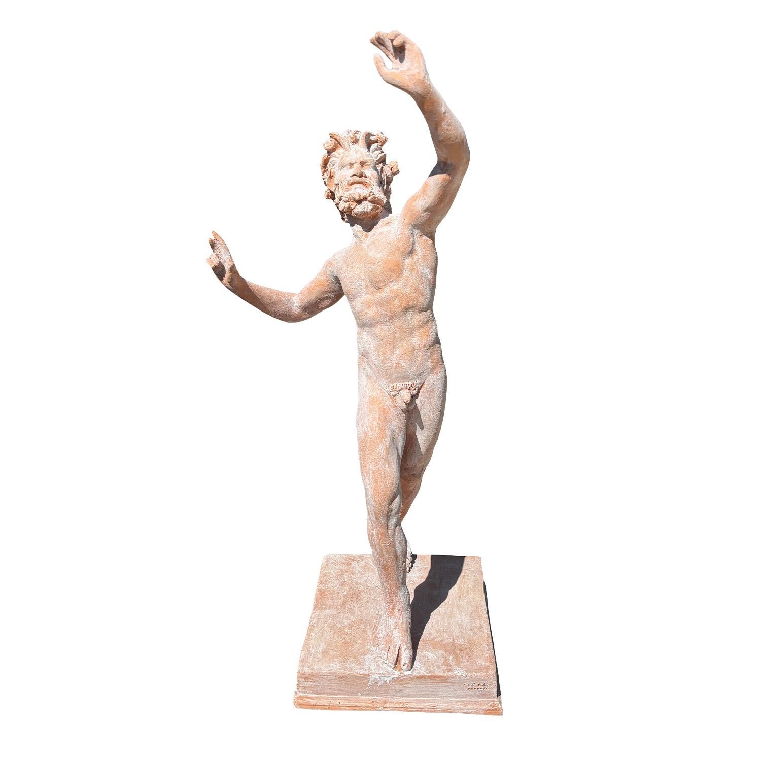Statuetta d'epoca in terracotta italiana del famoso Fauno o Satiro danzante ben noto nell'arte ellenistica e romana, in buone condizioni. L'originale è stato collocato nella Casa del Fauno di Pompei, che era una delle residenze più grandi e