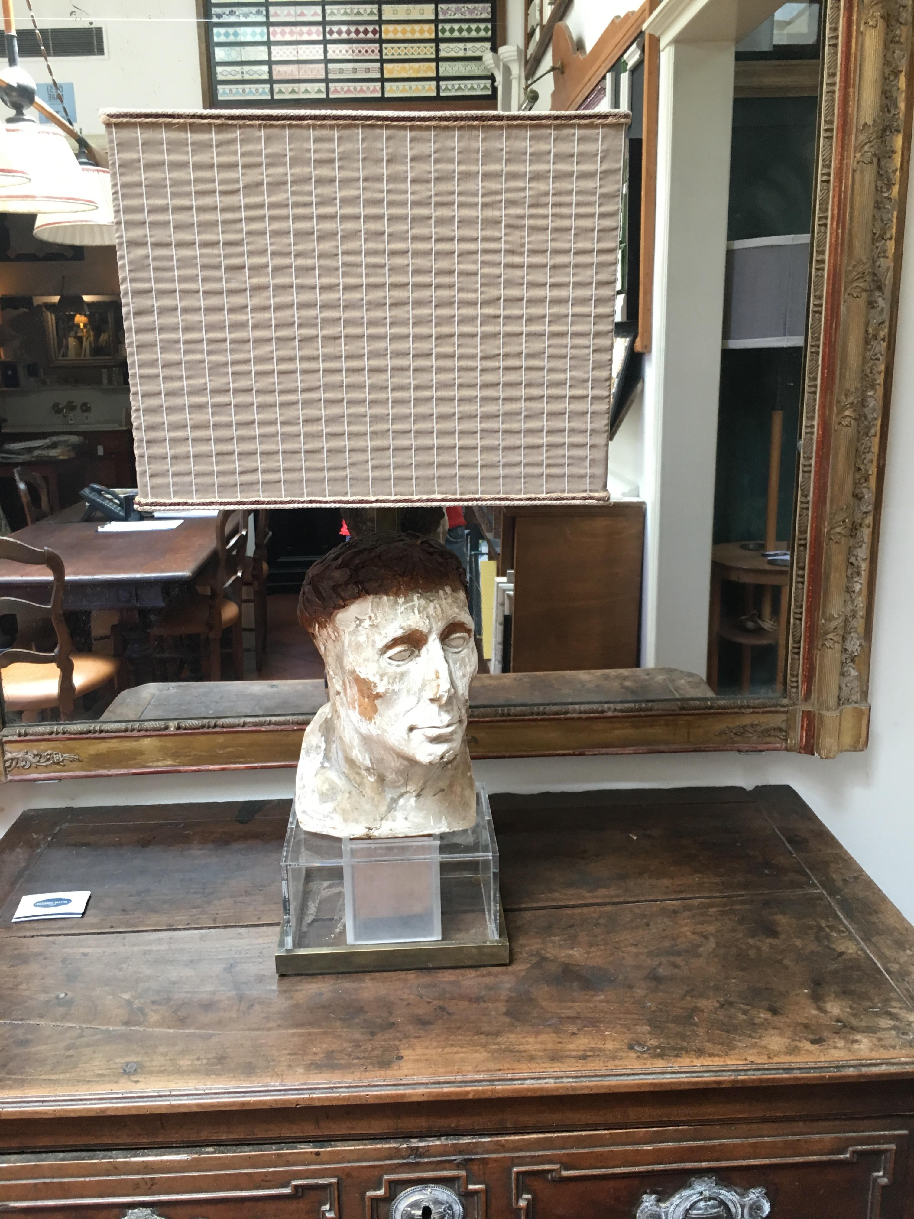 20th Century Italian Sculptural Face Table Lamp with Fabric Lampshade In Good Condition For Sale In Florence, IT