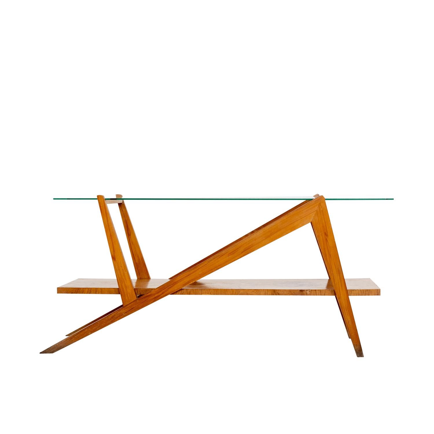 Une table basse italienne sculpturale et moderne du milieu du siècle, fabriquée à la main en noyer poli, en bon état. Le plateau en verre de la table de canapé est soutenu par un cadre en bois arqué, composé d'une étagère inférieure qui est
